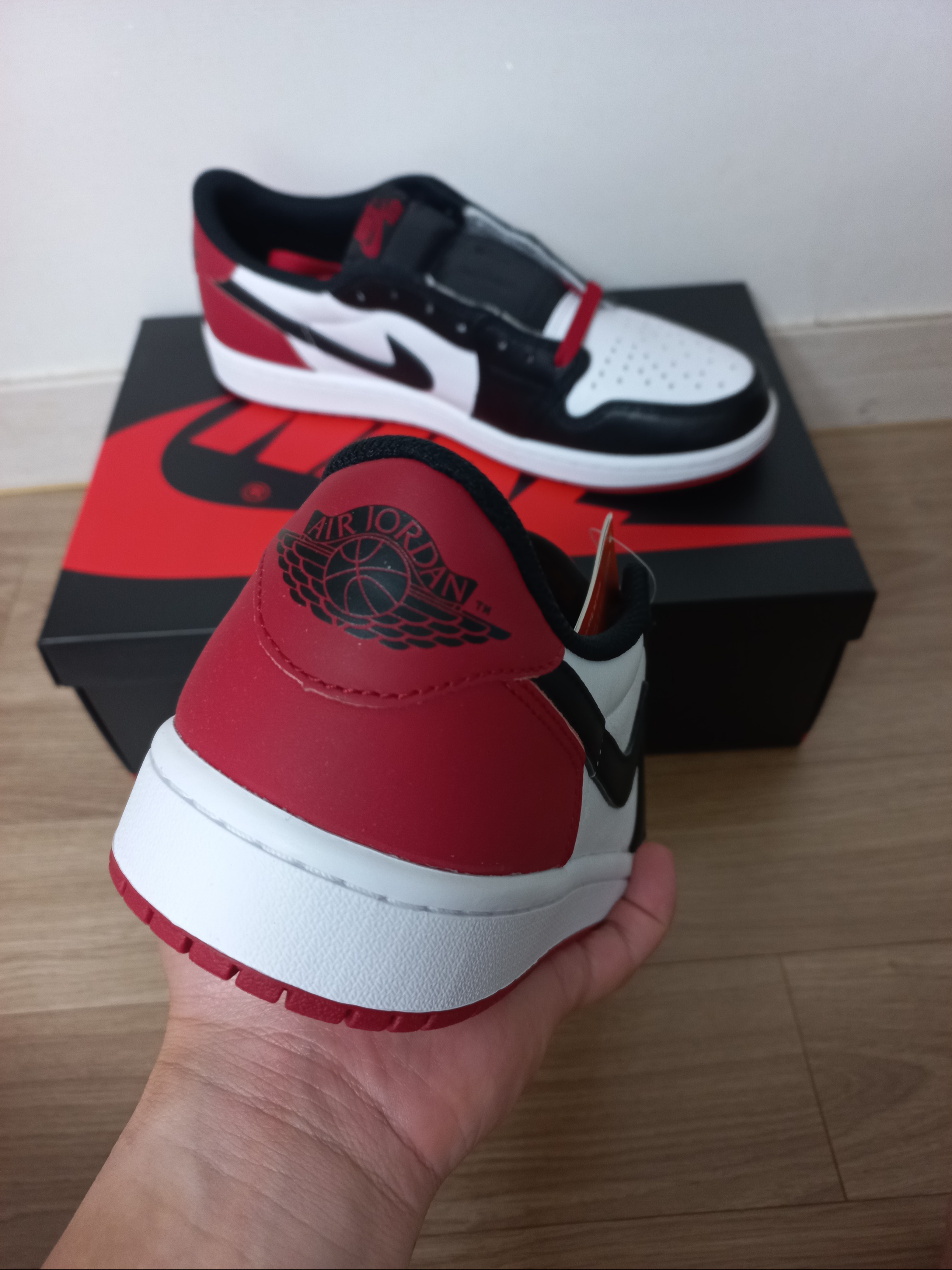 Jordan 1 Retro Low OG Black Toe, (GS) Jordan 1 Retro Low OG Black Toe 착용 스타일 - 2