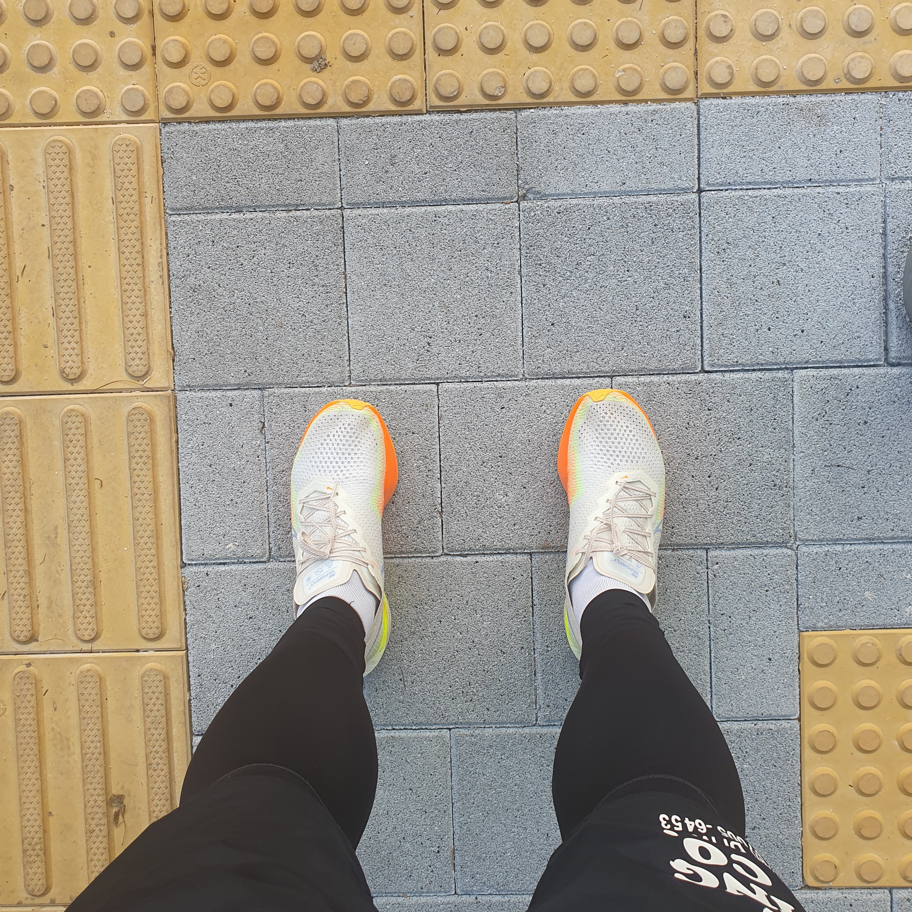 Nike ZoomX Vaporfly Next% 3 Sail Cobalt Bliss Total Orange 착용 스타일 - 2