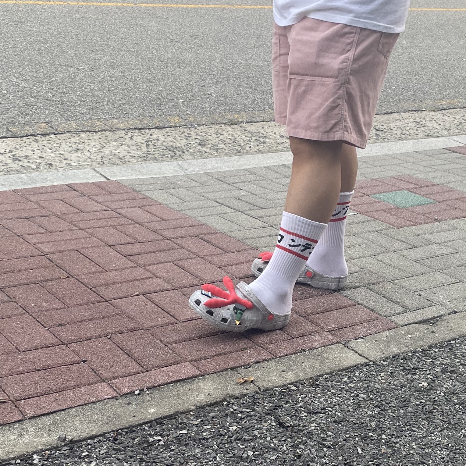 Crocs x Staple Classic Clog Grey Red 착용 스타일 - 3
