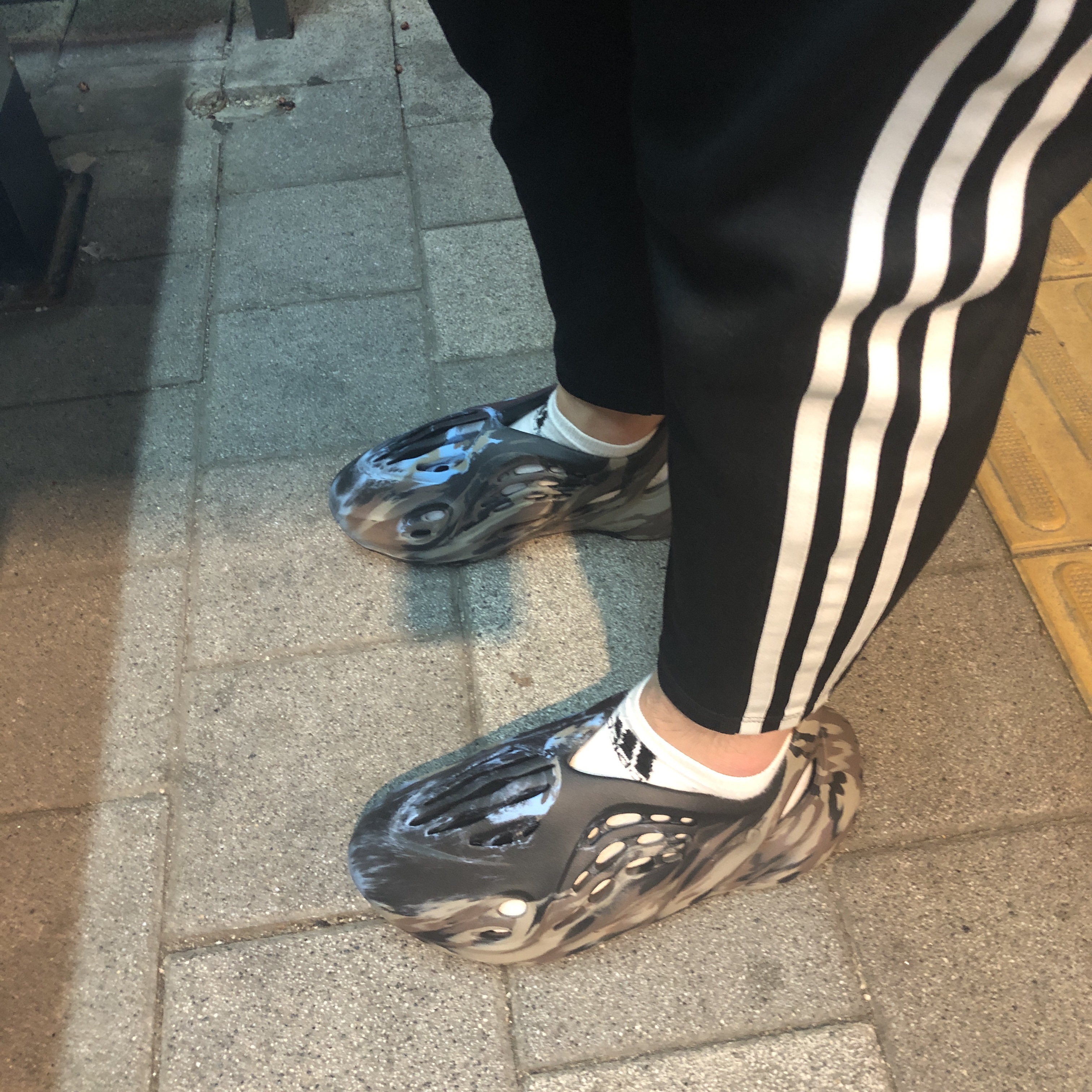 Adidas Yeezy Foam RNNR MX Cinder 착용 스타일 - 2