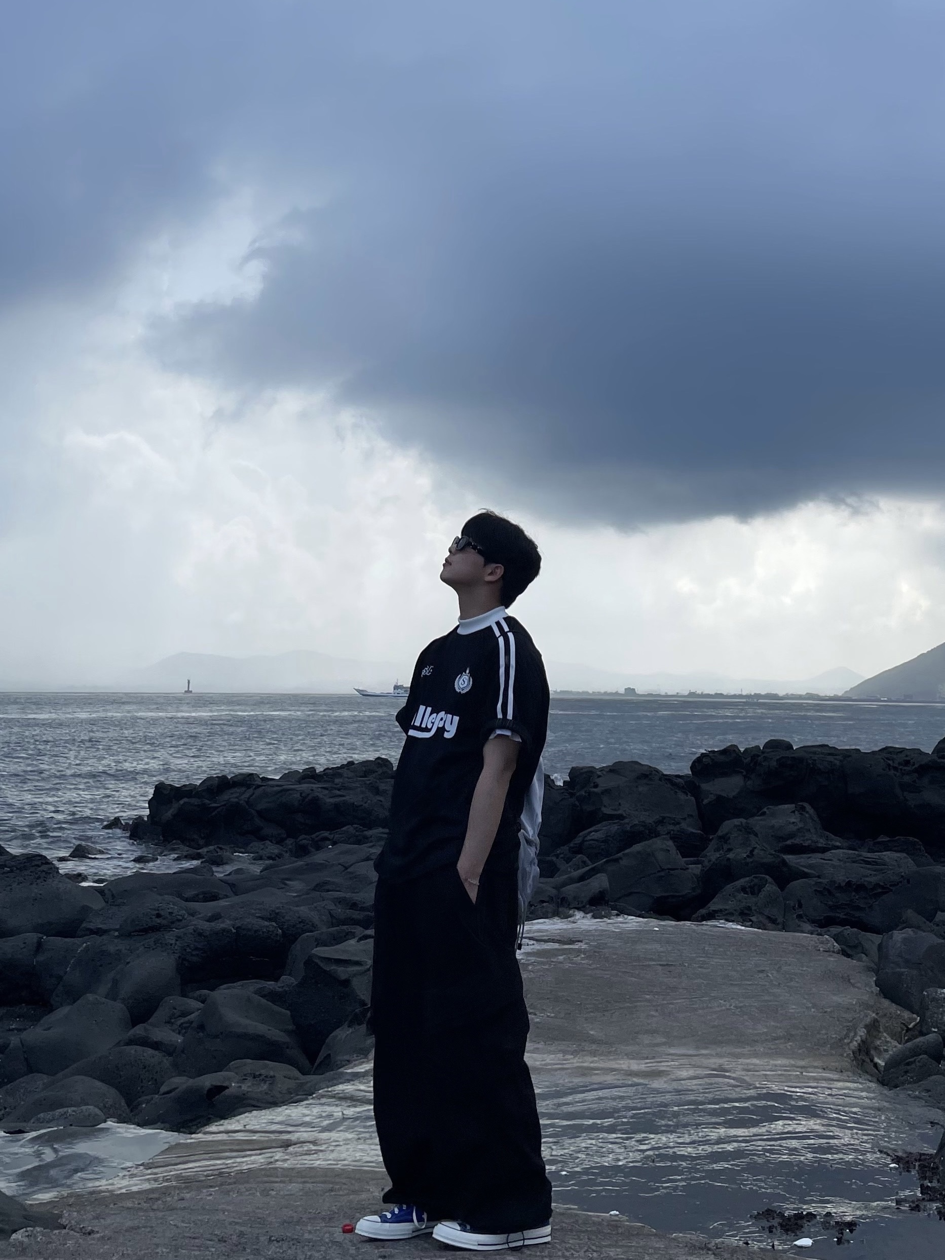 Gentle Monster x Maison Margiela MM004 Black Black, Converse Chuck 70 High Rush Blue 착용 스타일