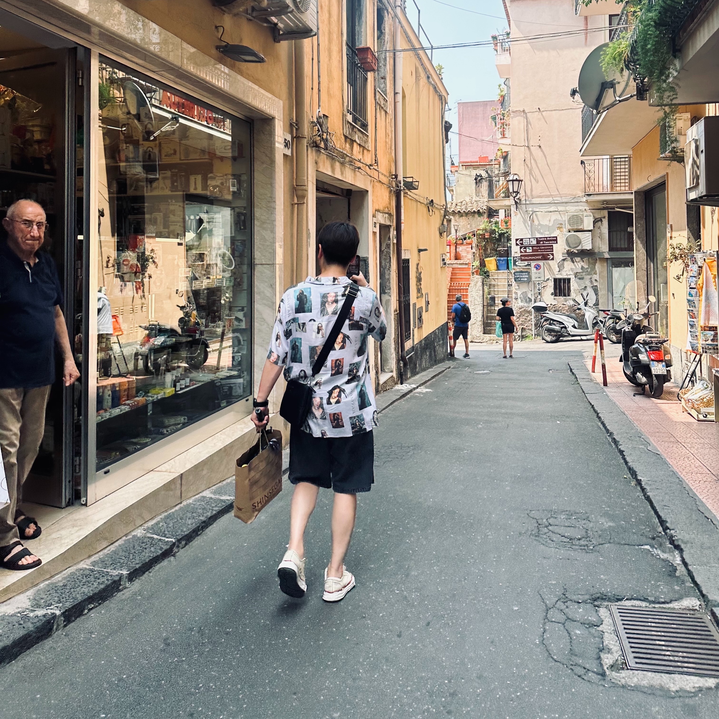 Maison Mihara Yasuhiro Peterson OG Sole Canvas Low-top Sneakers Natural, Prada Re-Nylon and Saffiano Leather Shoulder Bag Black 착용 스타일 - 1