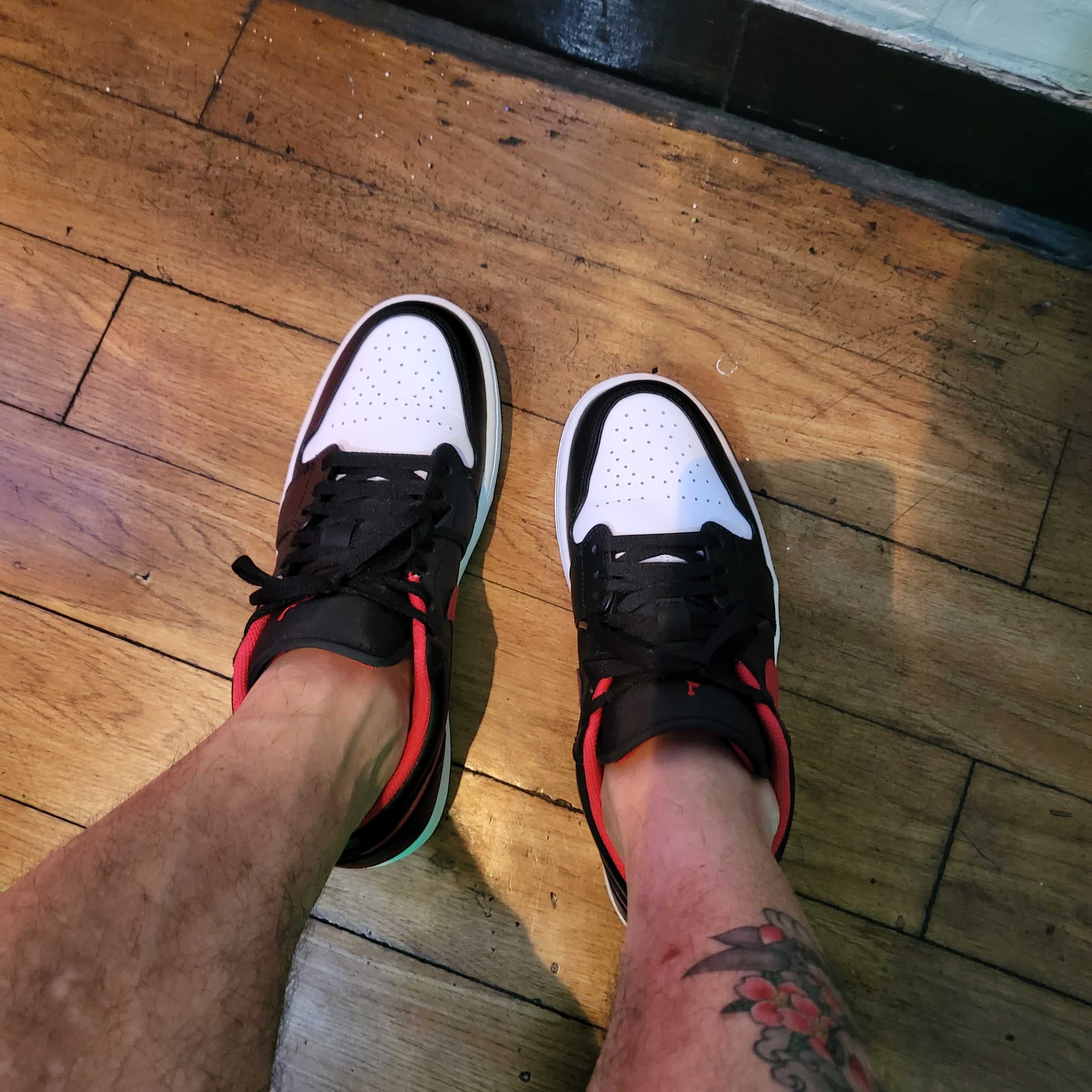Jordan 1 Low Black Fire Red 착용 스타일 - 3