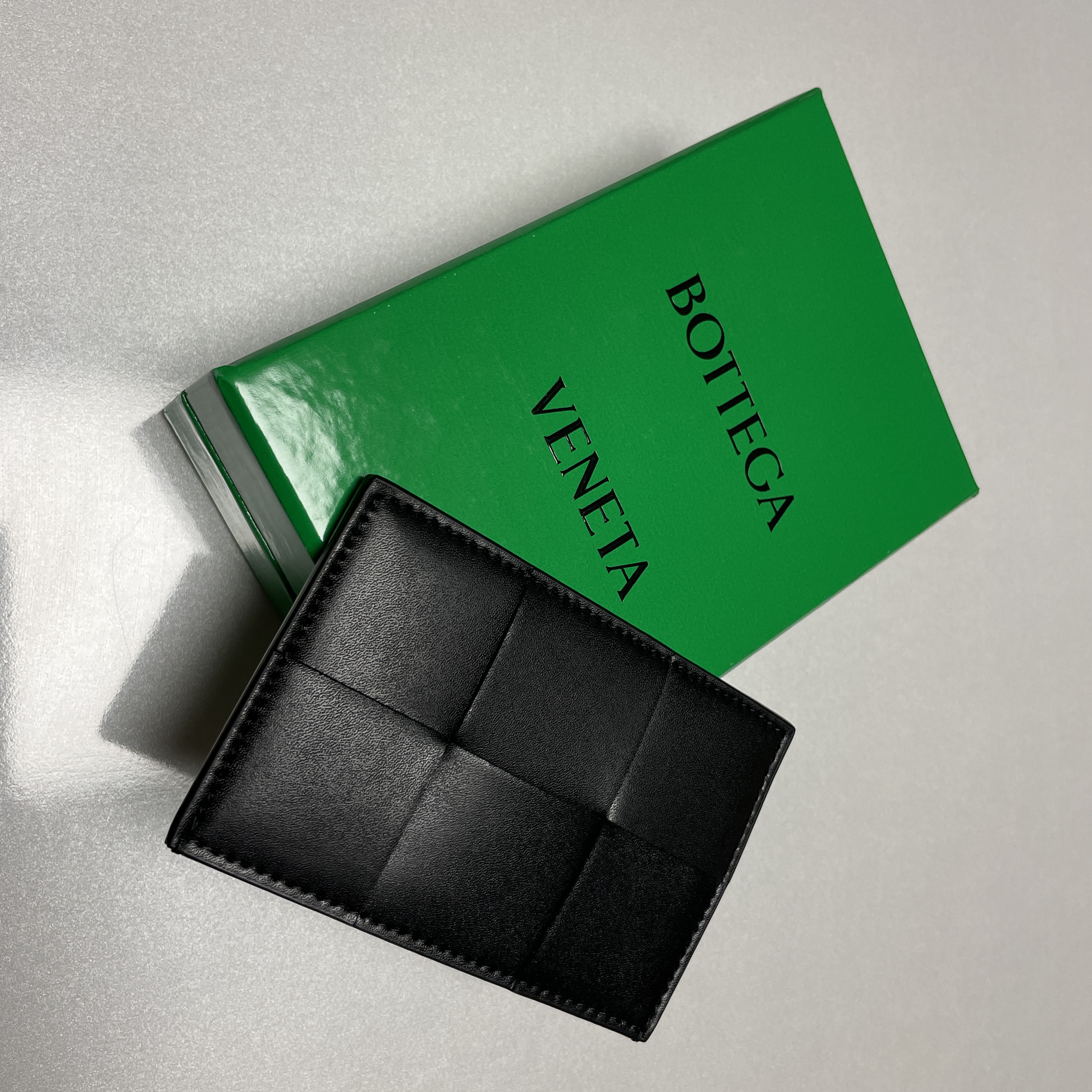 Bottega Veneta Credit Card Case Calfskin Black 착용 스타일