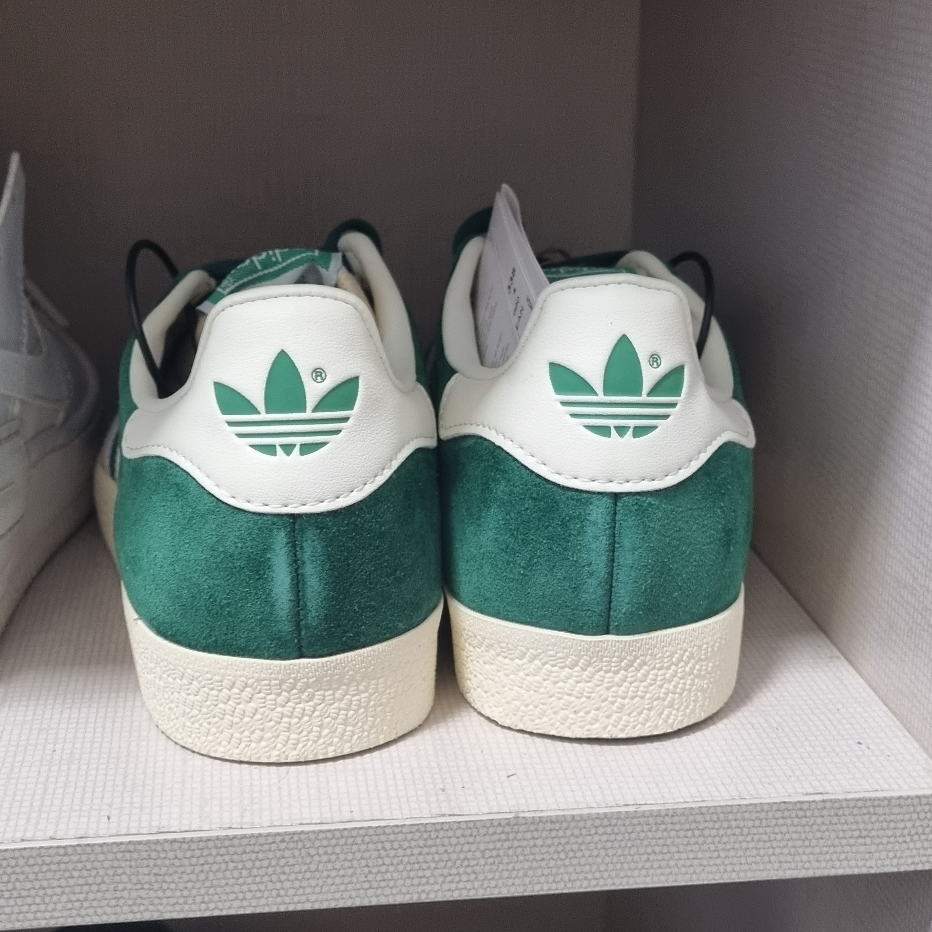 Adidas Gazelle Dark Green Cream White 착용 스타일 - 2