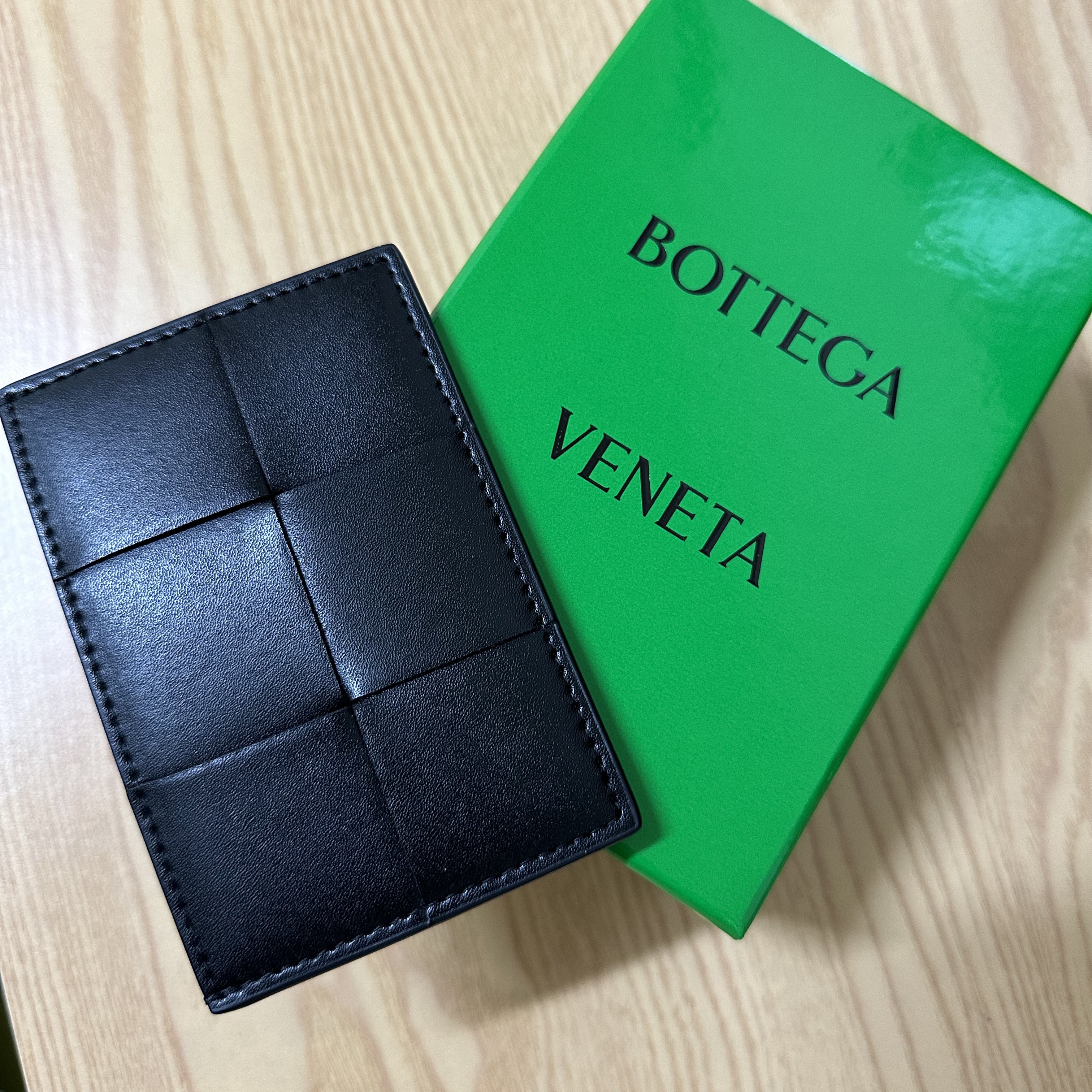 Bottega Veneta Credit Card Case Calfskin Black 착용 스타일
