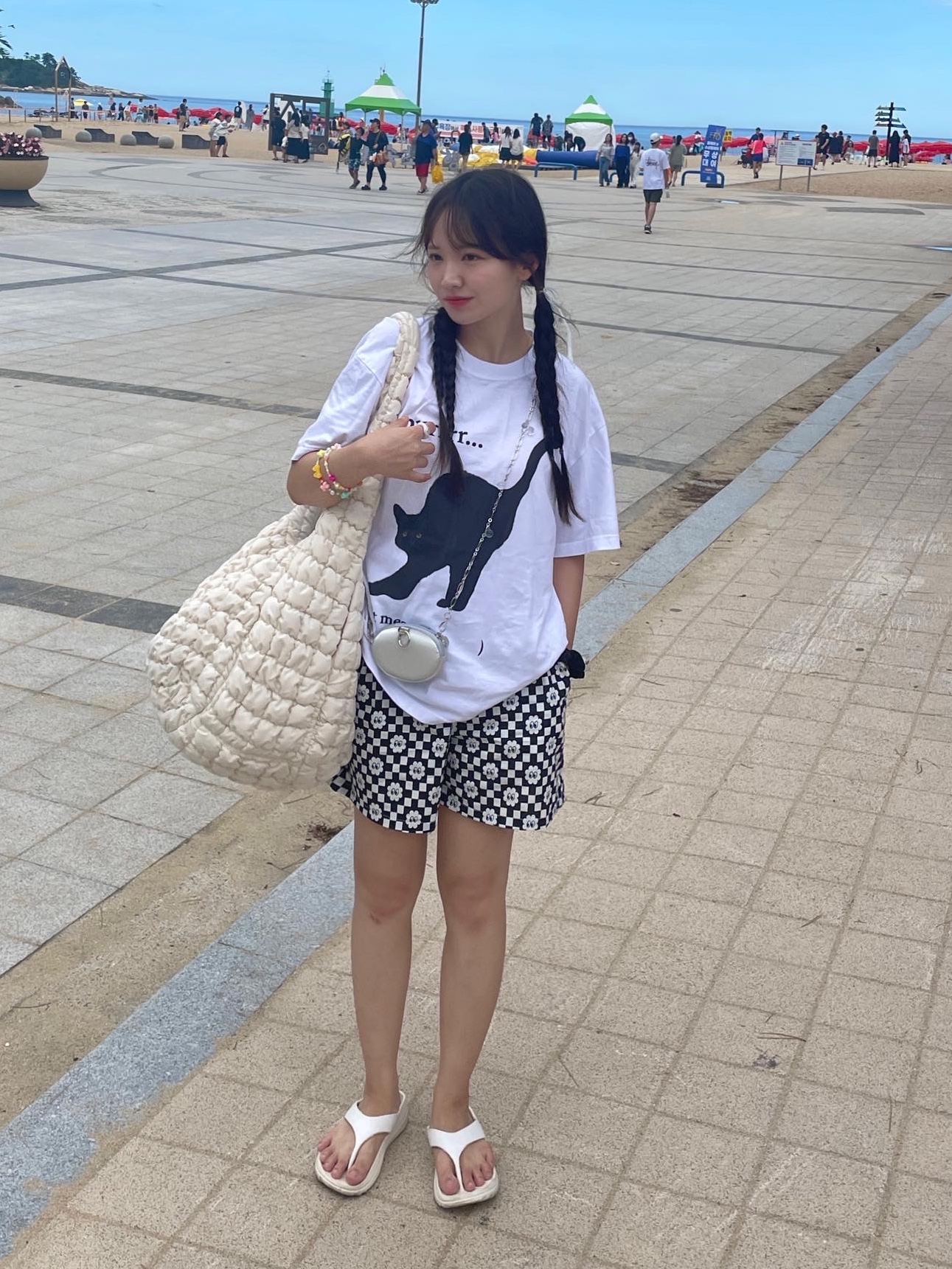 COS Quilted Oversized Shoulder Bag Off White Light Beige 착용 스타일 - 1