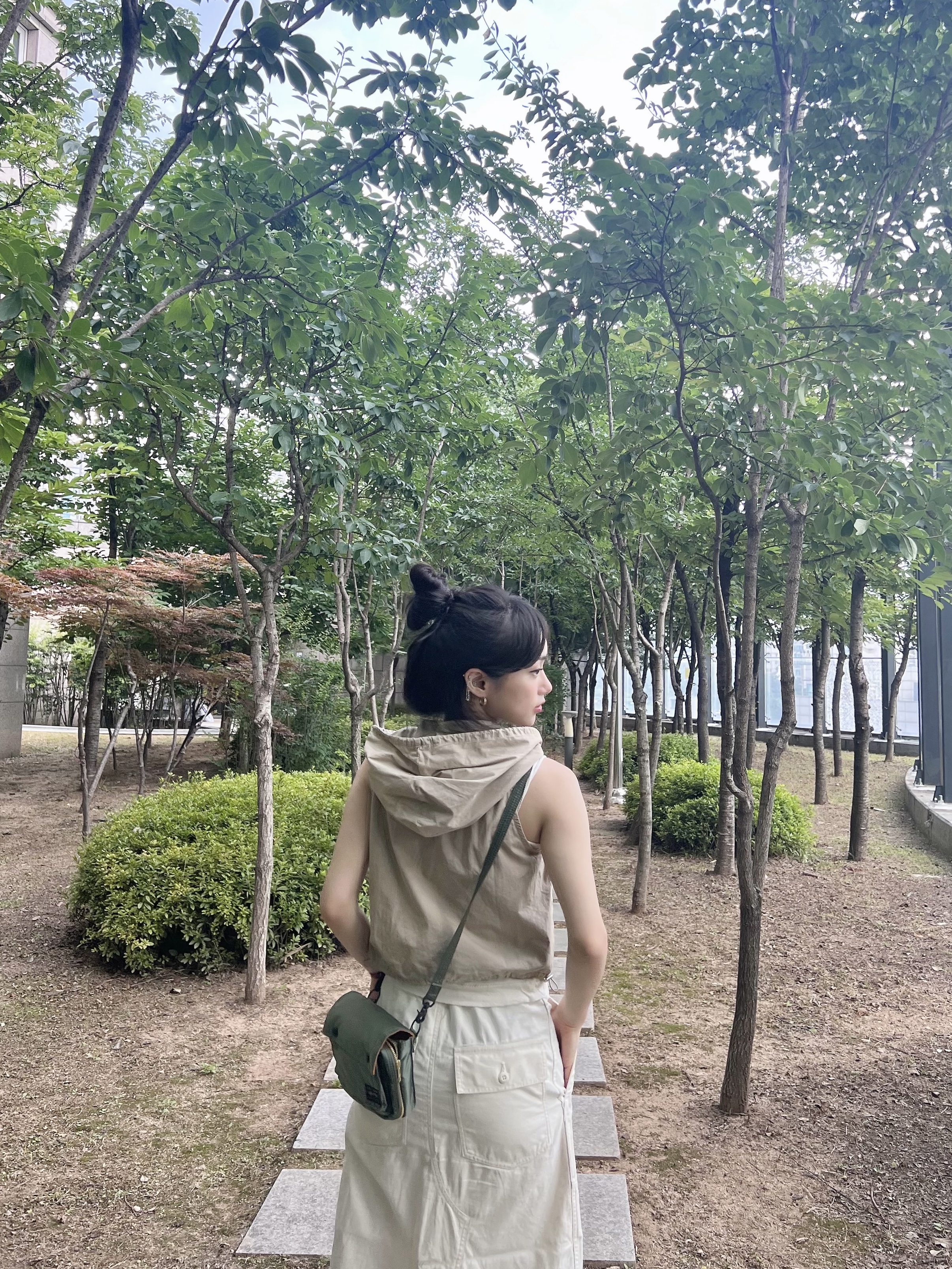 Porter Tanker Shoulder Bag Sage Green, (W) Keen Jasper Suede Sneakers Silver Mink 착용 스타일 - 3