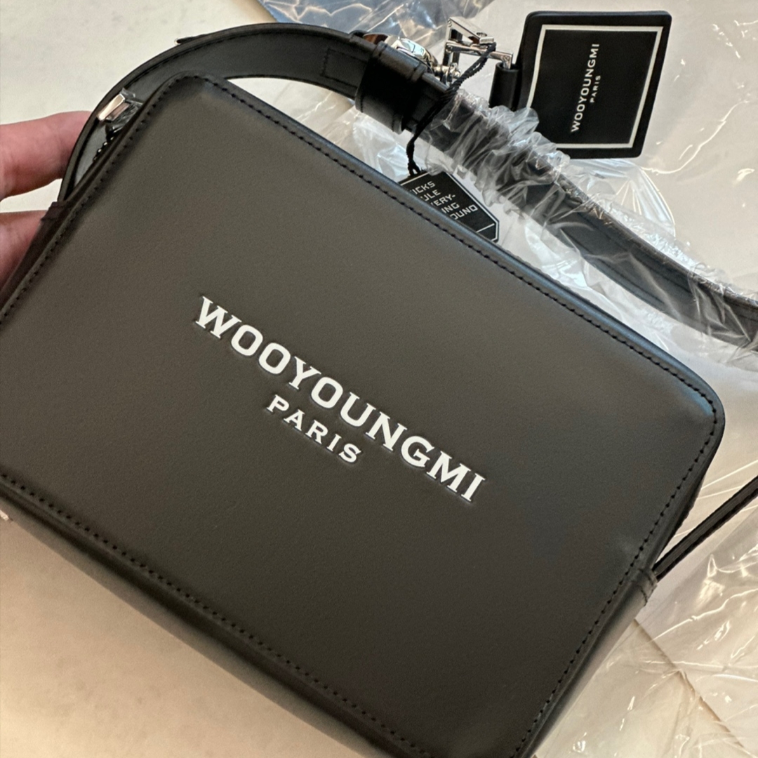 Wooyoungmi Square Mini Bag Black 착용 스타일 - 1