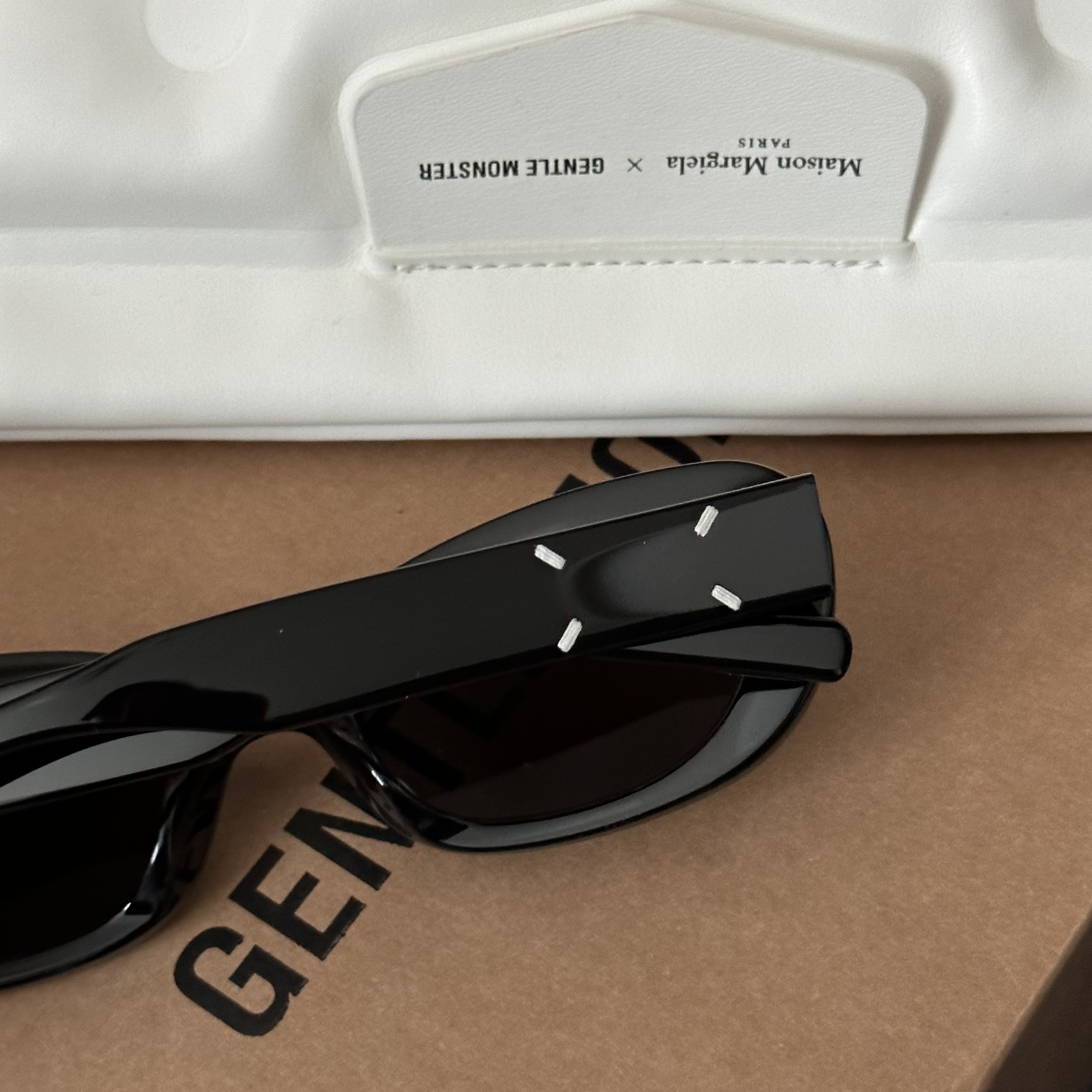 Gentle Monster x Maison Margiela MM004 Black Black 착용 스타일 - 2
