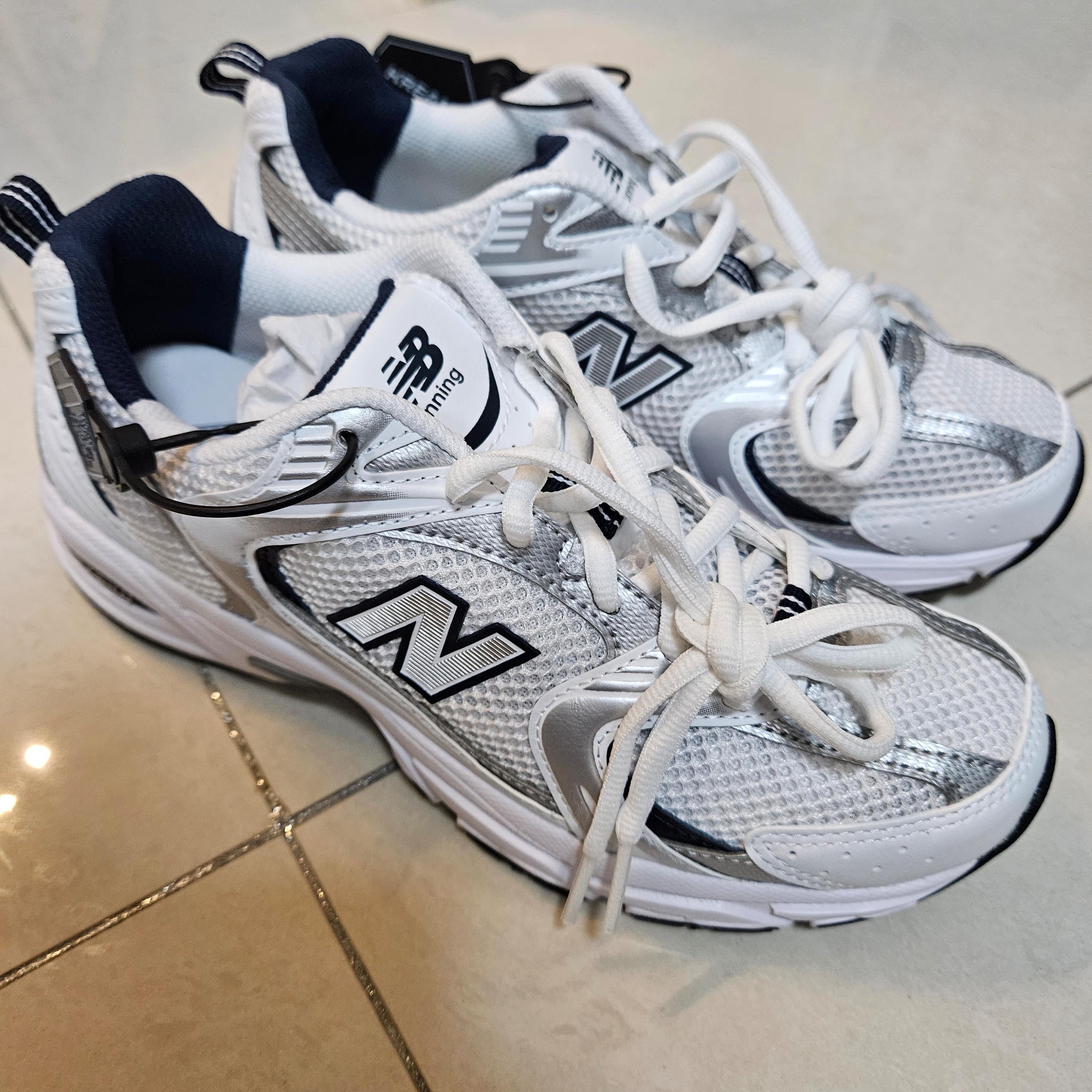 New Balance 530 White 착용 스타일 - 1