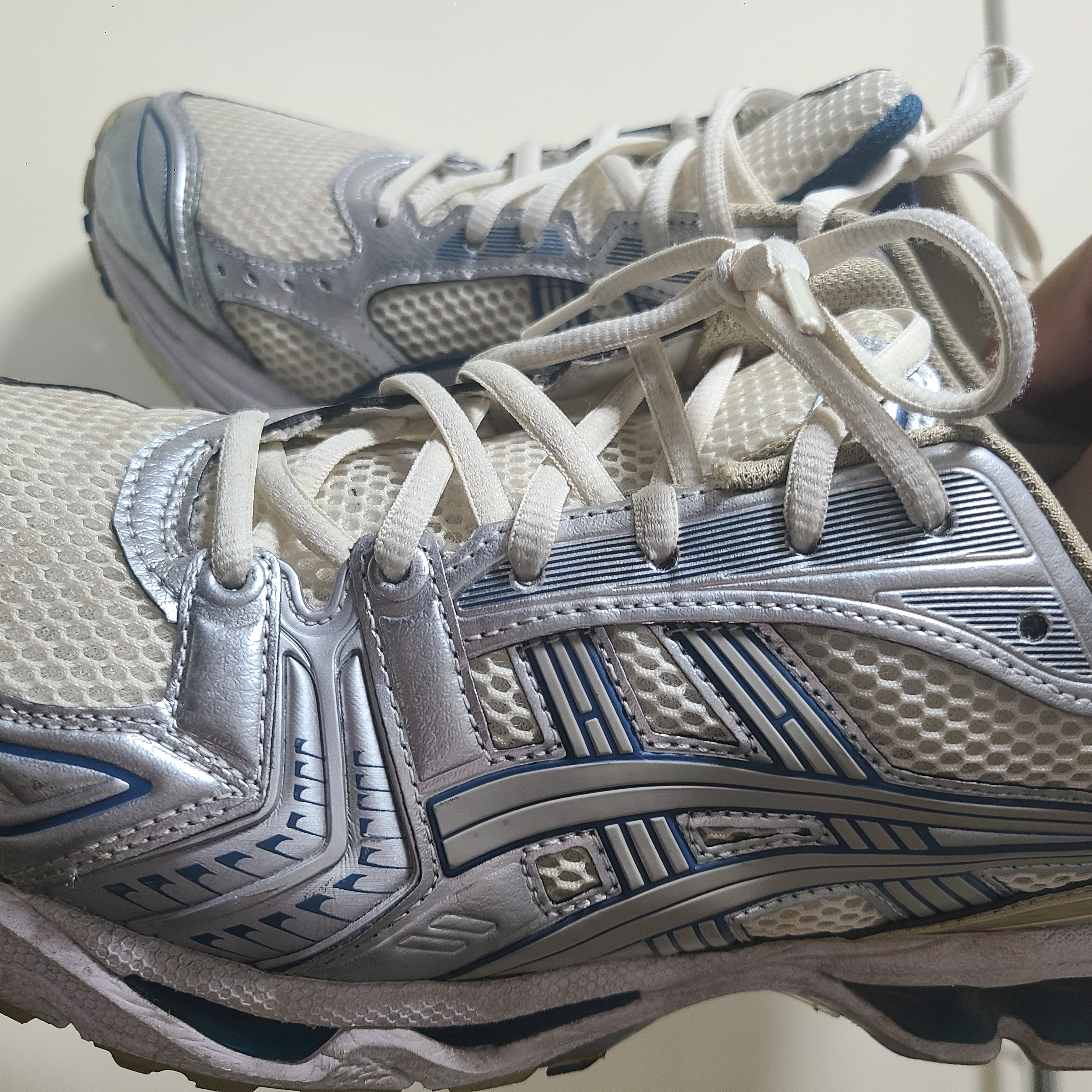 Asics Gel-Kayano 14 Cream Pure Silver 착용 스타일