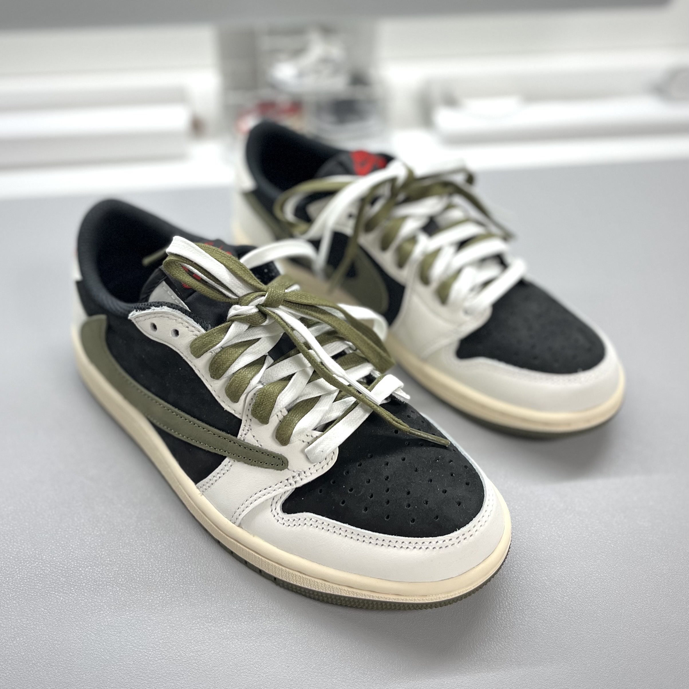 (W) Jordan 1 x Travis Scott Retro Low OG SP Medium Olive 착용 스타일 - 2
