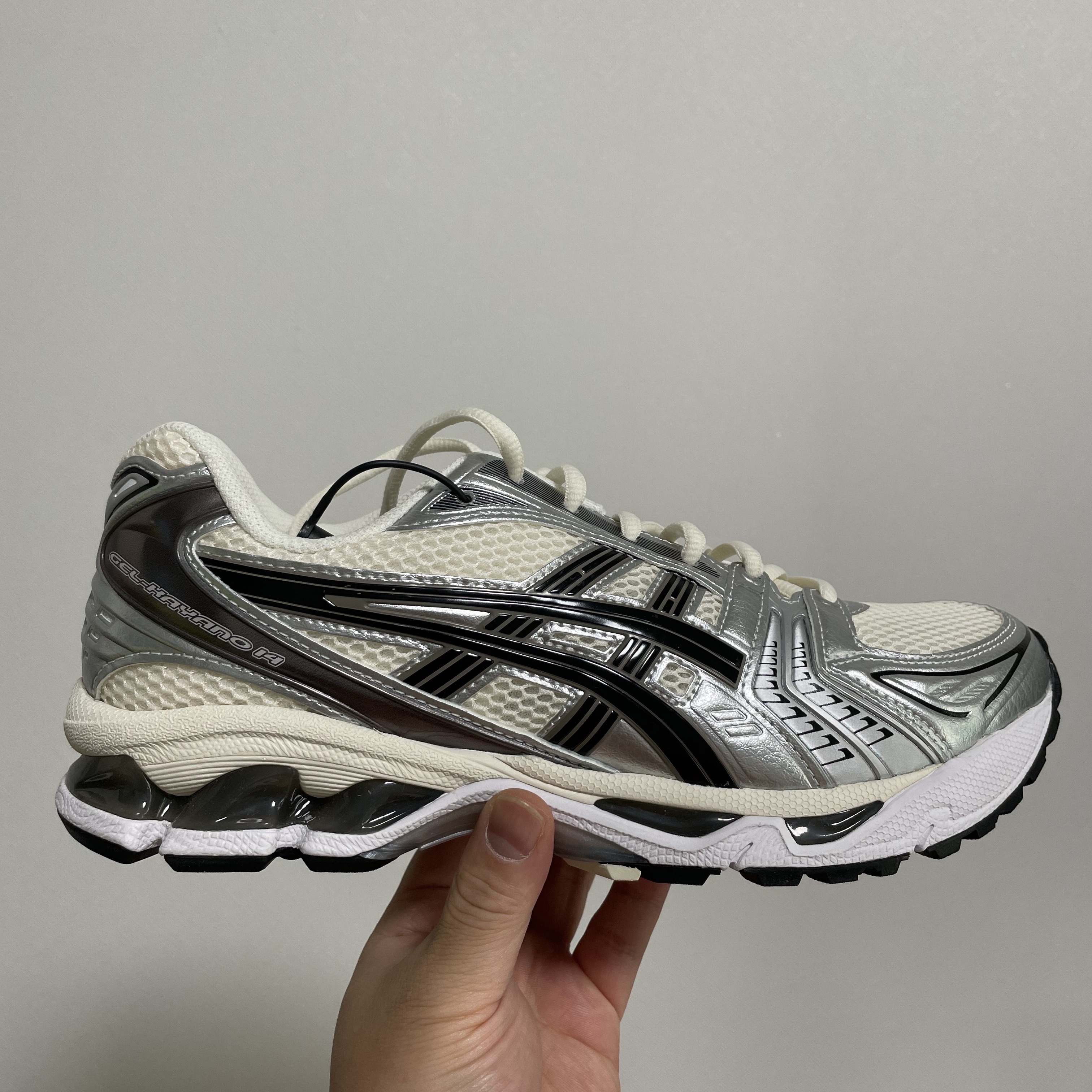 Asics Gel-Kayano 14 Cream Black 착용 스타일