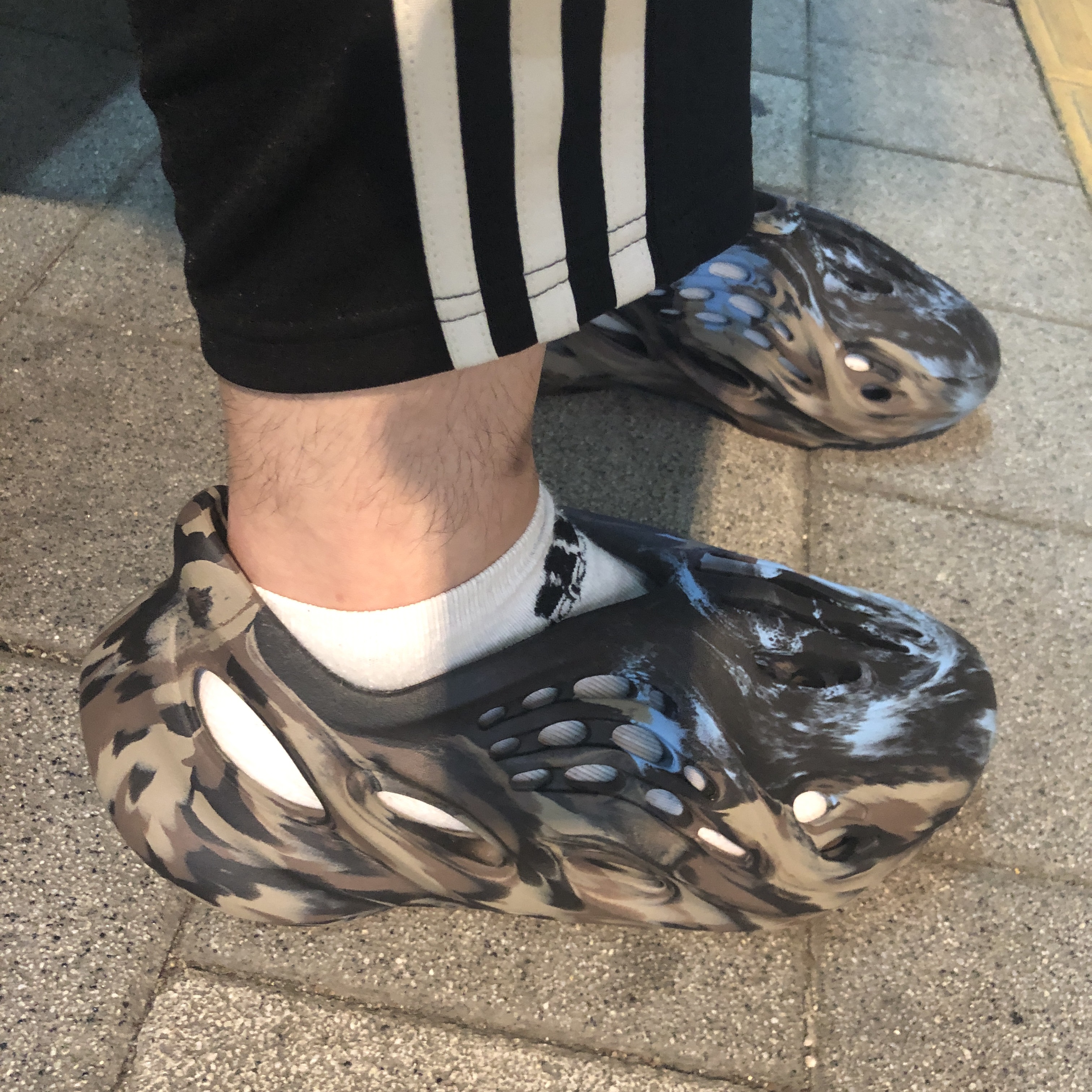Adidas Yeezy Foam RNNR MX Cinder 착용 스타일 - 3