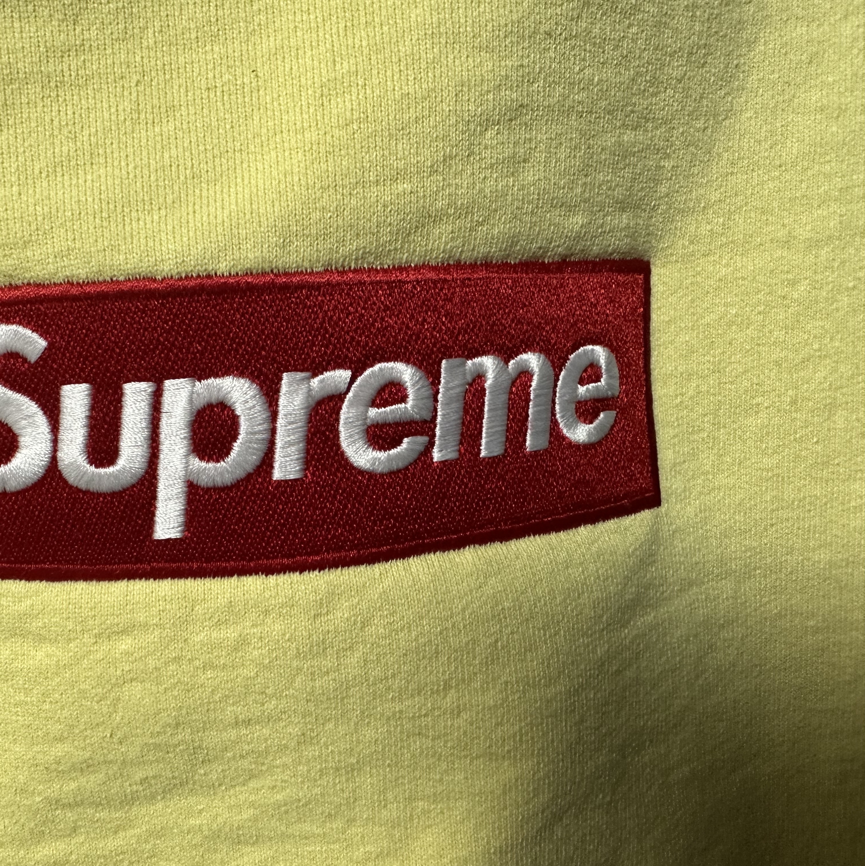 Supreme Box Logo Crewneck Cardinal - 22FW, Supreme Box Logo Crewneck Dark Pine - 22FW 착용 스타일 - 5