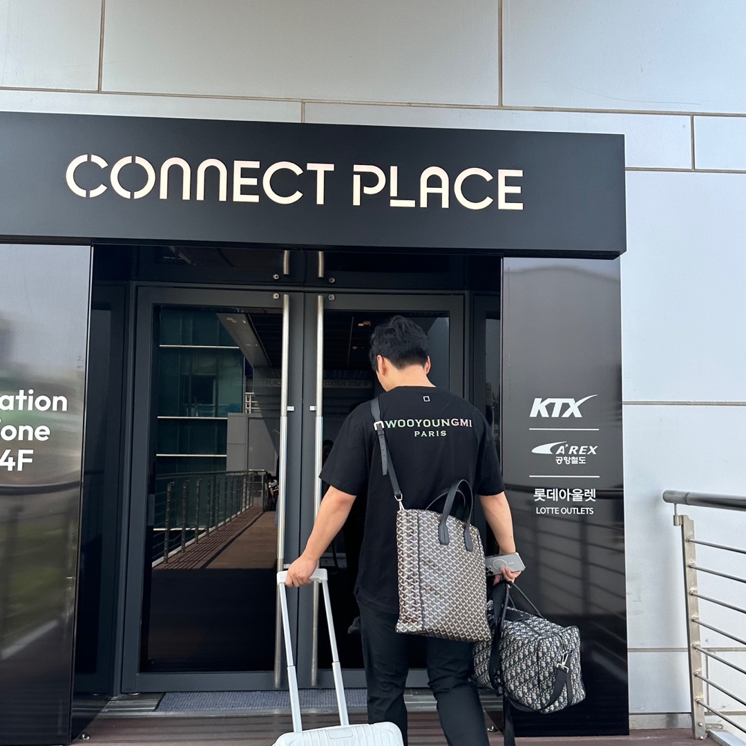 Wooyoungmi Cotton Lenticular Back Logo T-shirt Black - 23SS, Goyard Voltaire Bag Black 착용 스타일