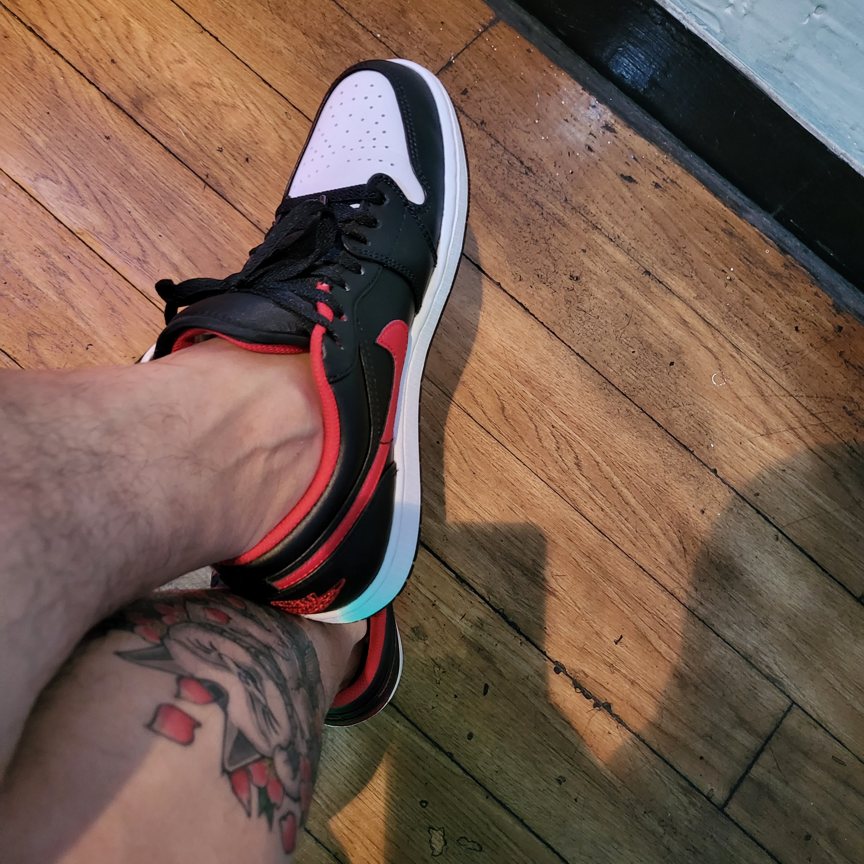 Jordan 1 Low Black Fire Red 착용 스타일 - 1