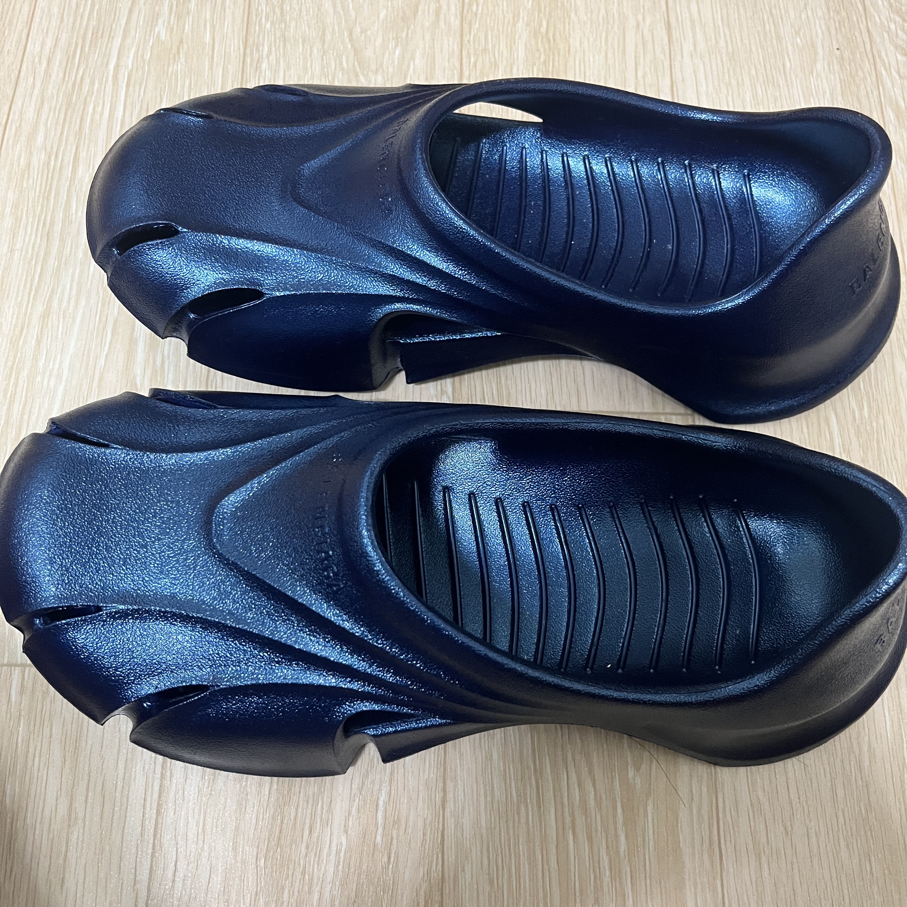 Adidas Yeezy Slide Azure 착용 스타일 - 2