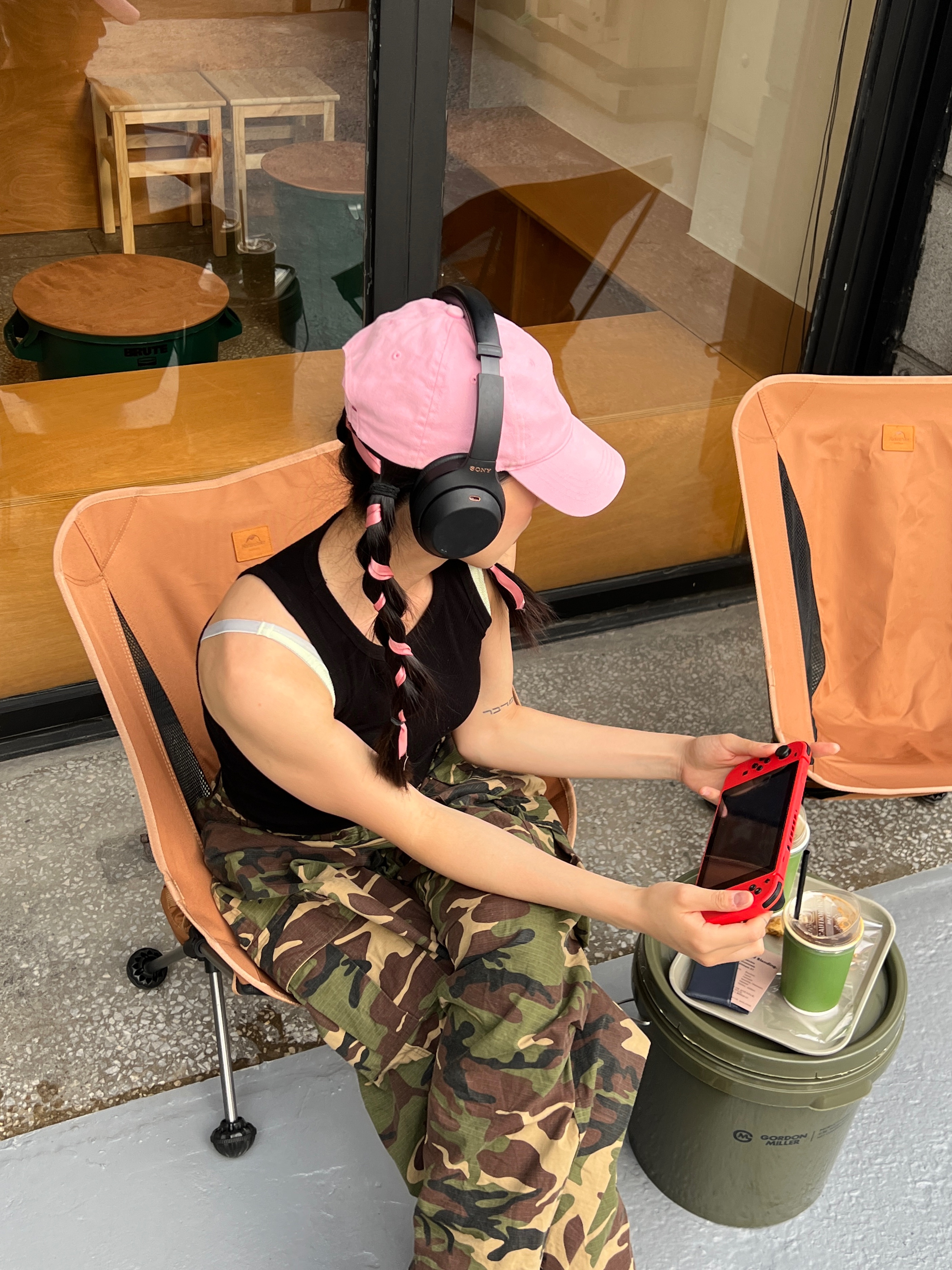 Sony WH-1000XM4 Black (Korean Ver.), Nintendo Switch Mario Red & Blue Edition (Korean Ver.) 착용 스타일 - 5