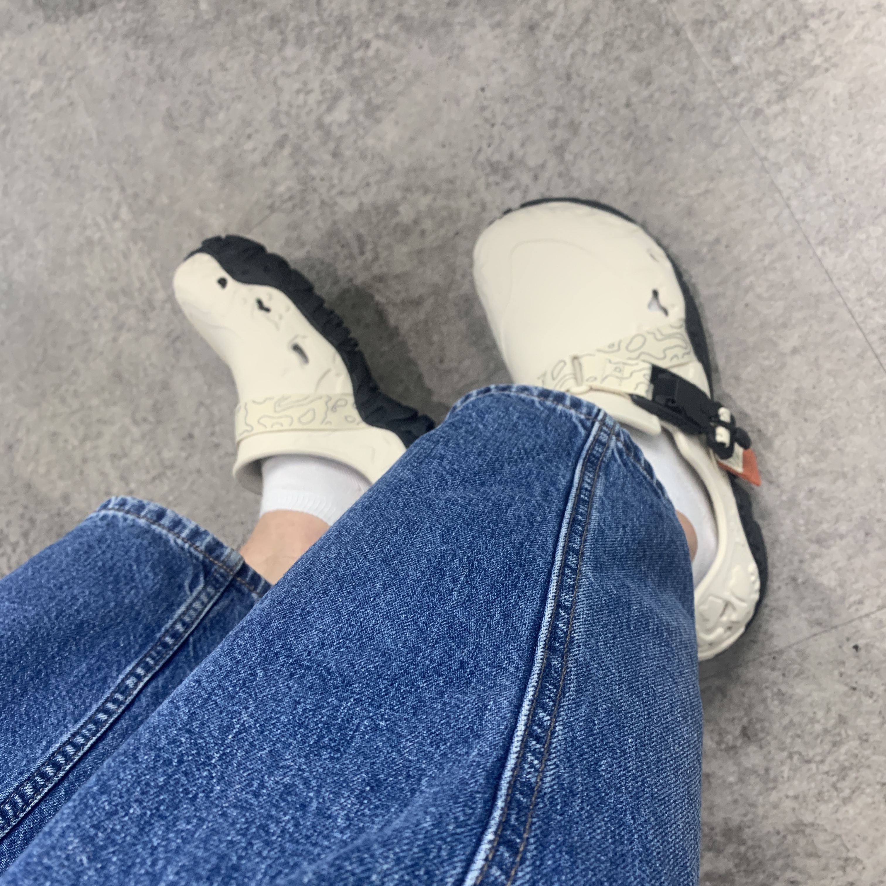Crocs All Terrain Atlas Stucco Black 착용 스타일