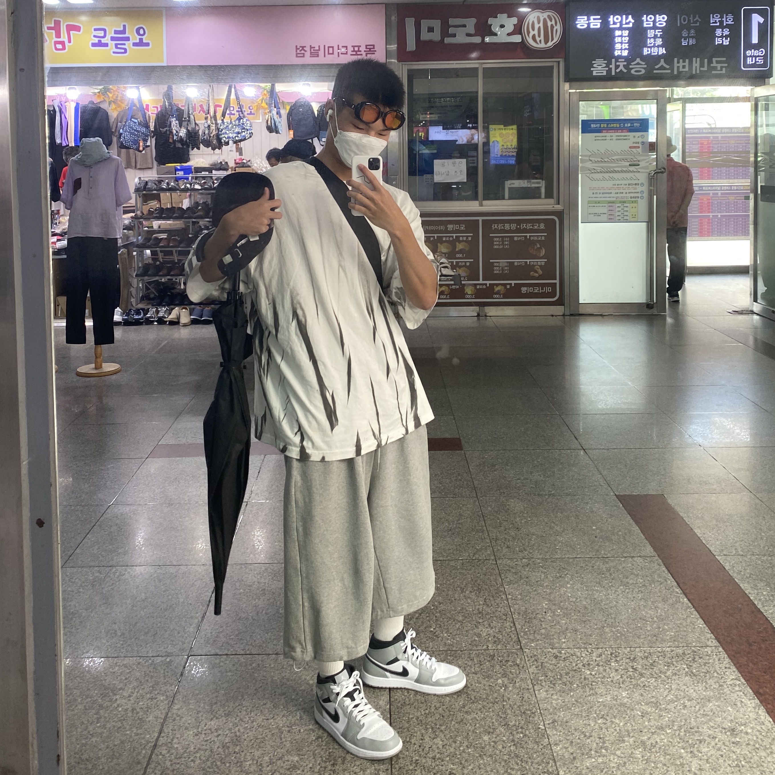 Jordan 1 Mid Light Smoke Grey Anthracite 착용 스타일 - 1