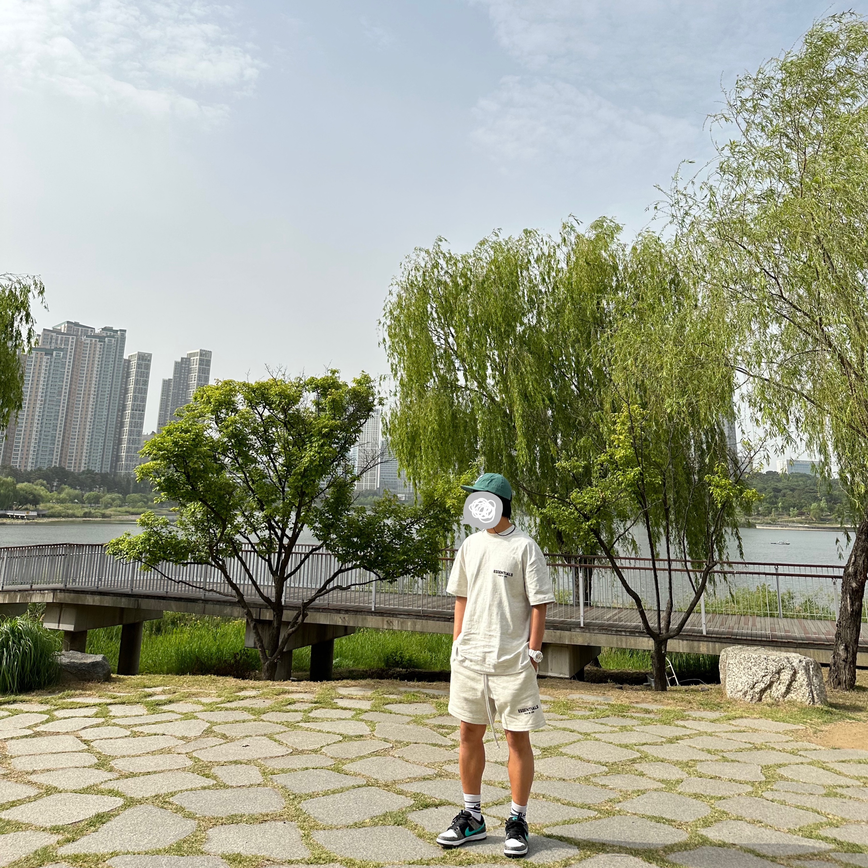 Essentials The Core Collection T-Shirt Light Oatmeal, Essentials The Core Collection Sweatshorts Light Oatmeal 착용 스타일 - 1
