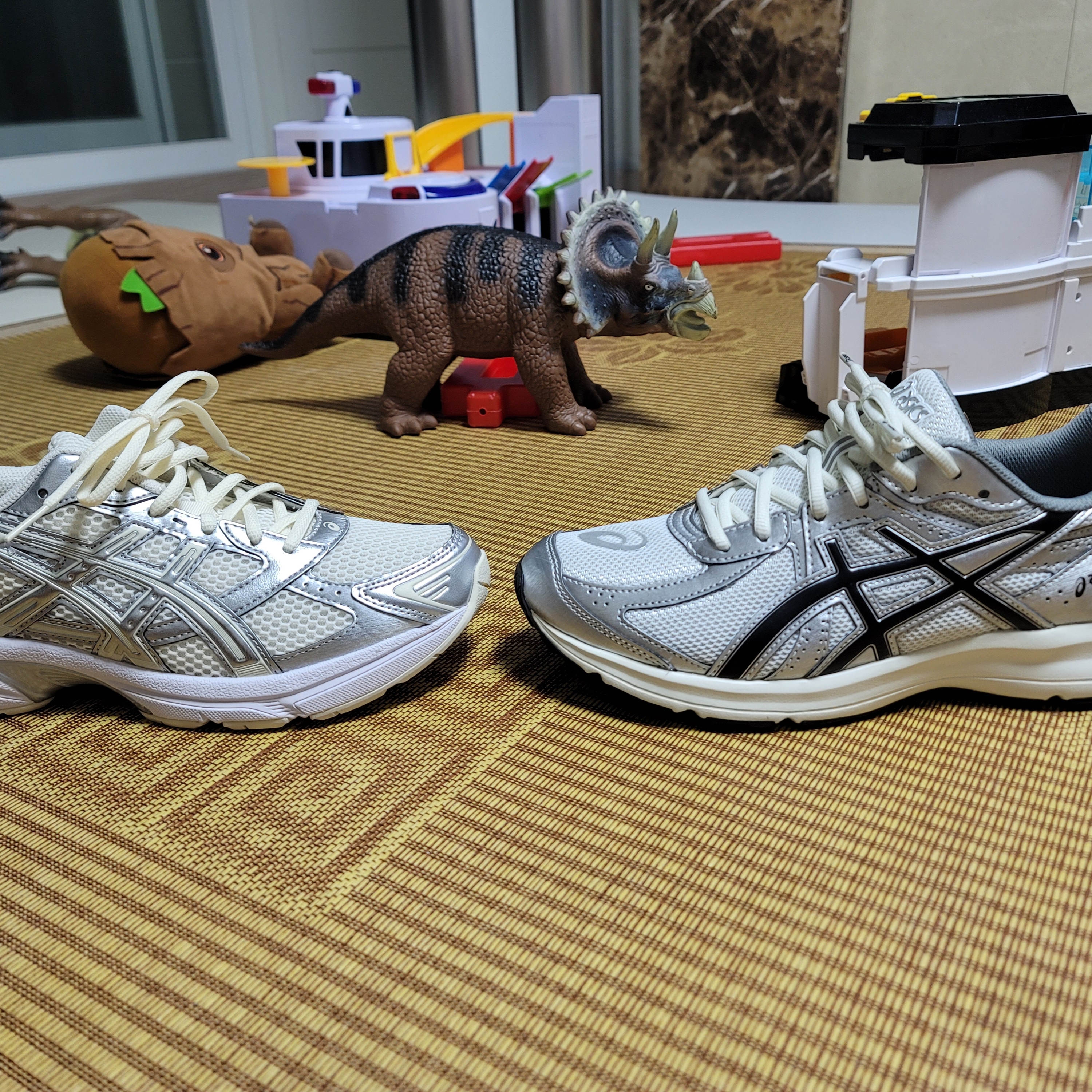Asics Jog 100 S White Black - 2E Wide 착용 스타일 - 4