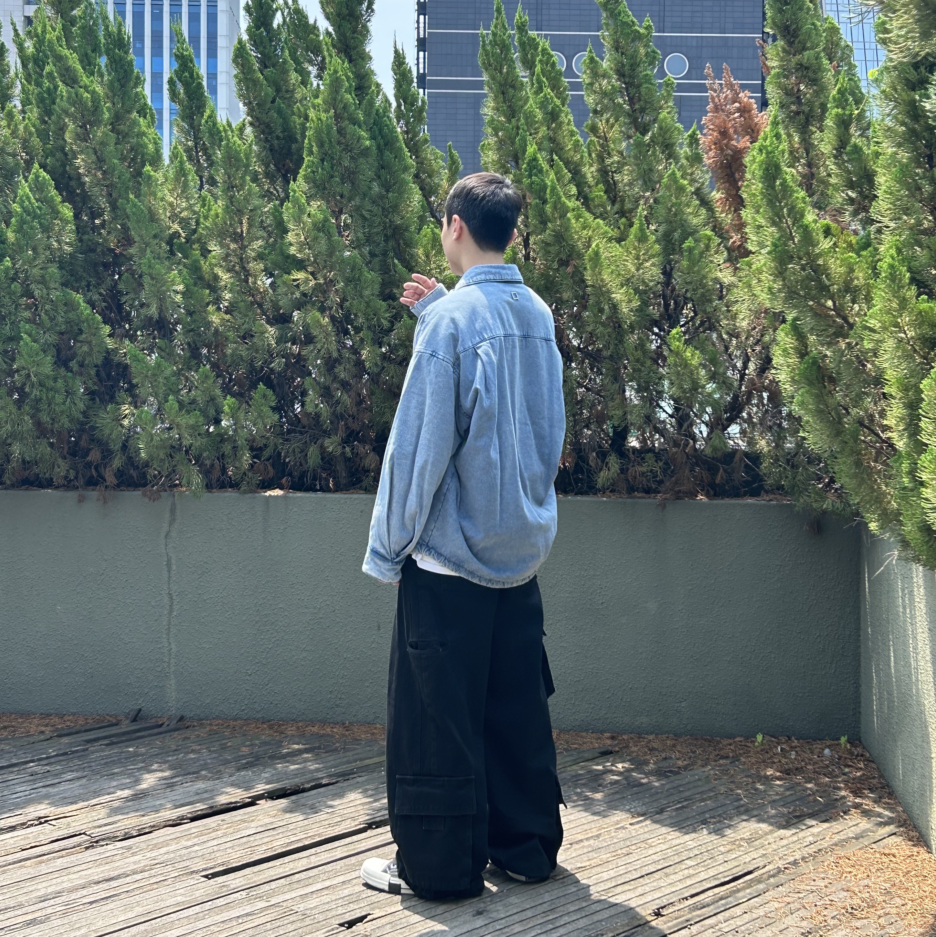 Wooyoungmi Cotton Back Logo Shirt Blue - 23SS, Wooyoungmi Wide Cargo Pants Black - 22FW 착용 스타일 - 1