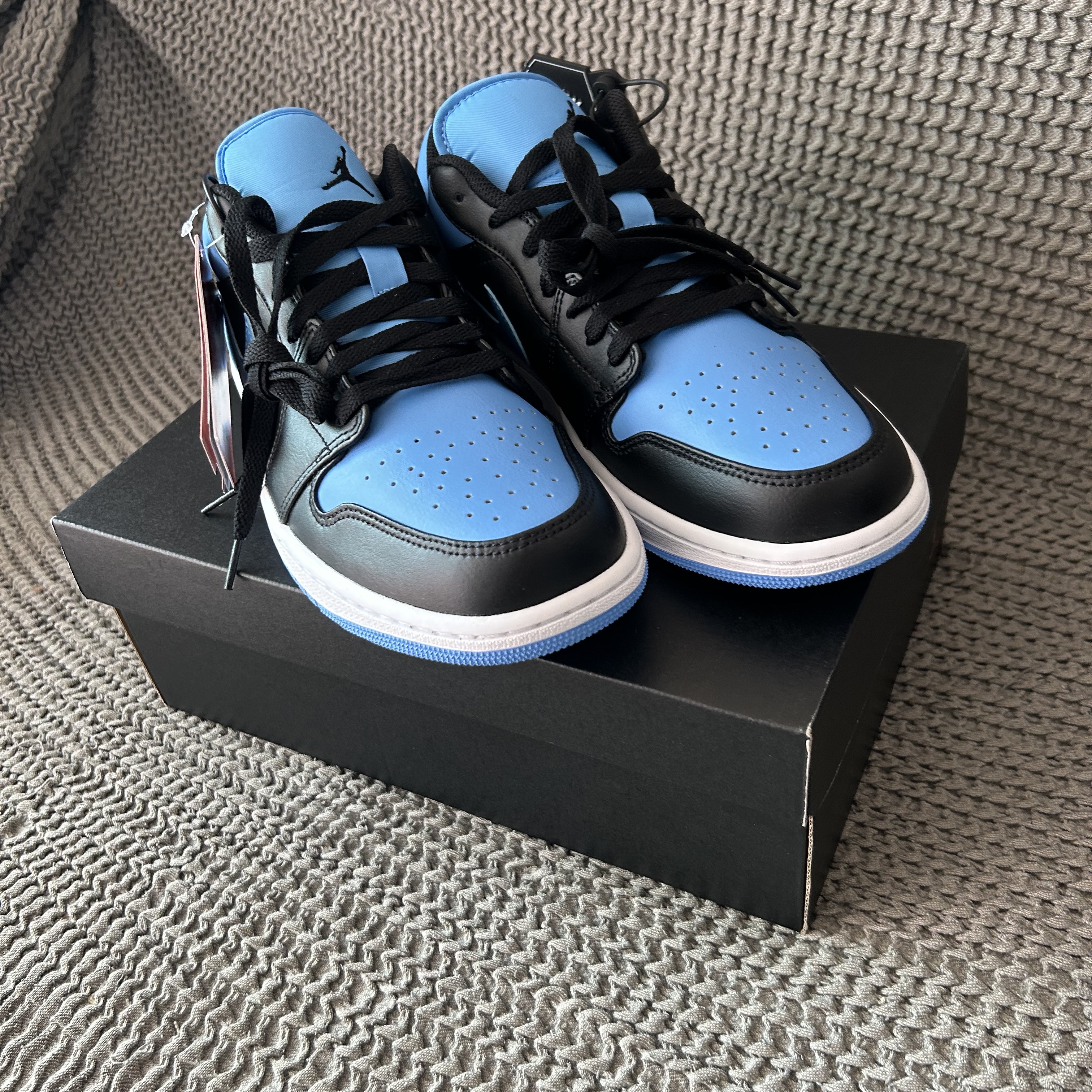 Jordan 1 Low Black University Blue 착용 스타일