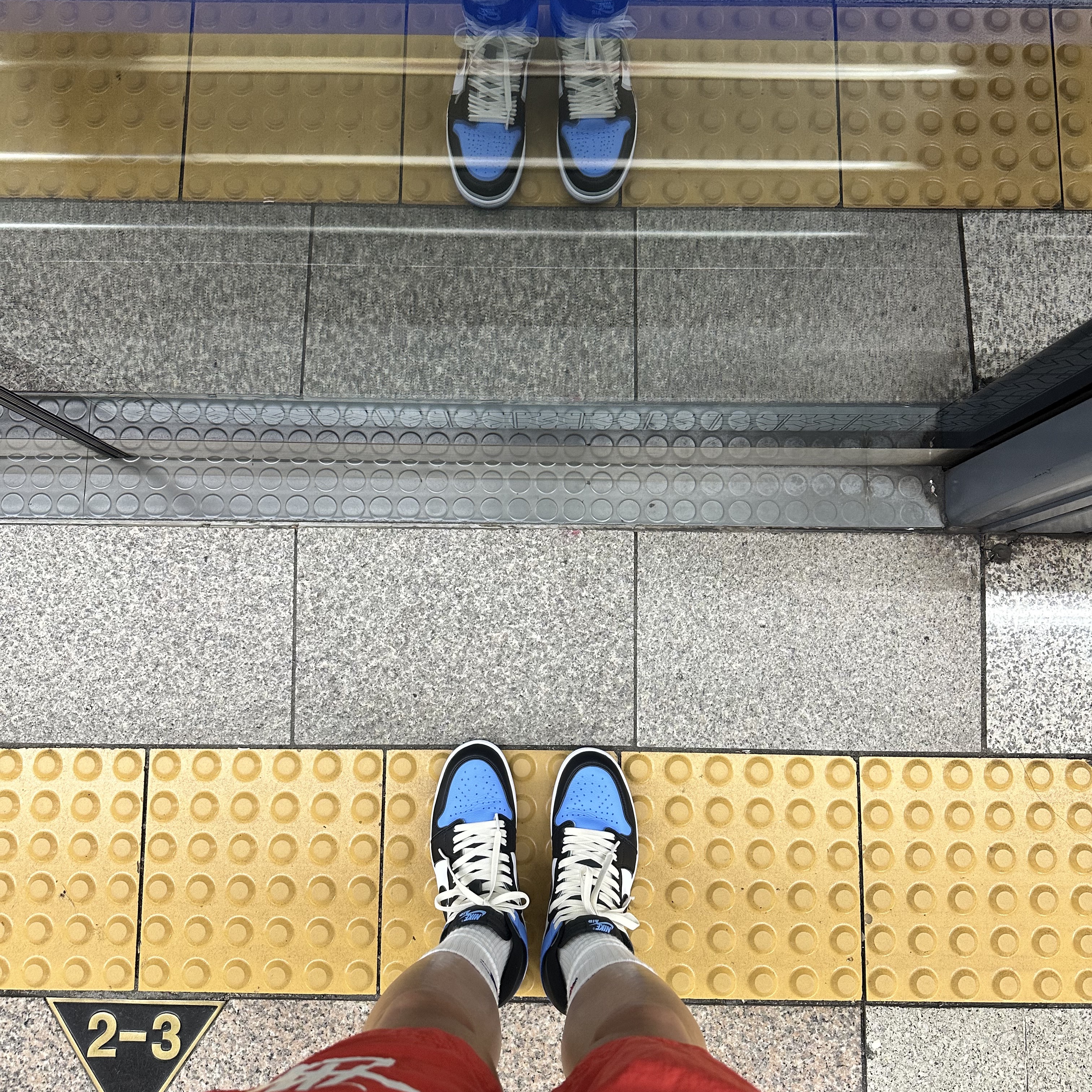 Nike x Stussy Water Shorts Habanero Red, Jordan 1 Retro High OG University Blue 착용 스타일 - 2