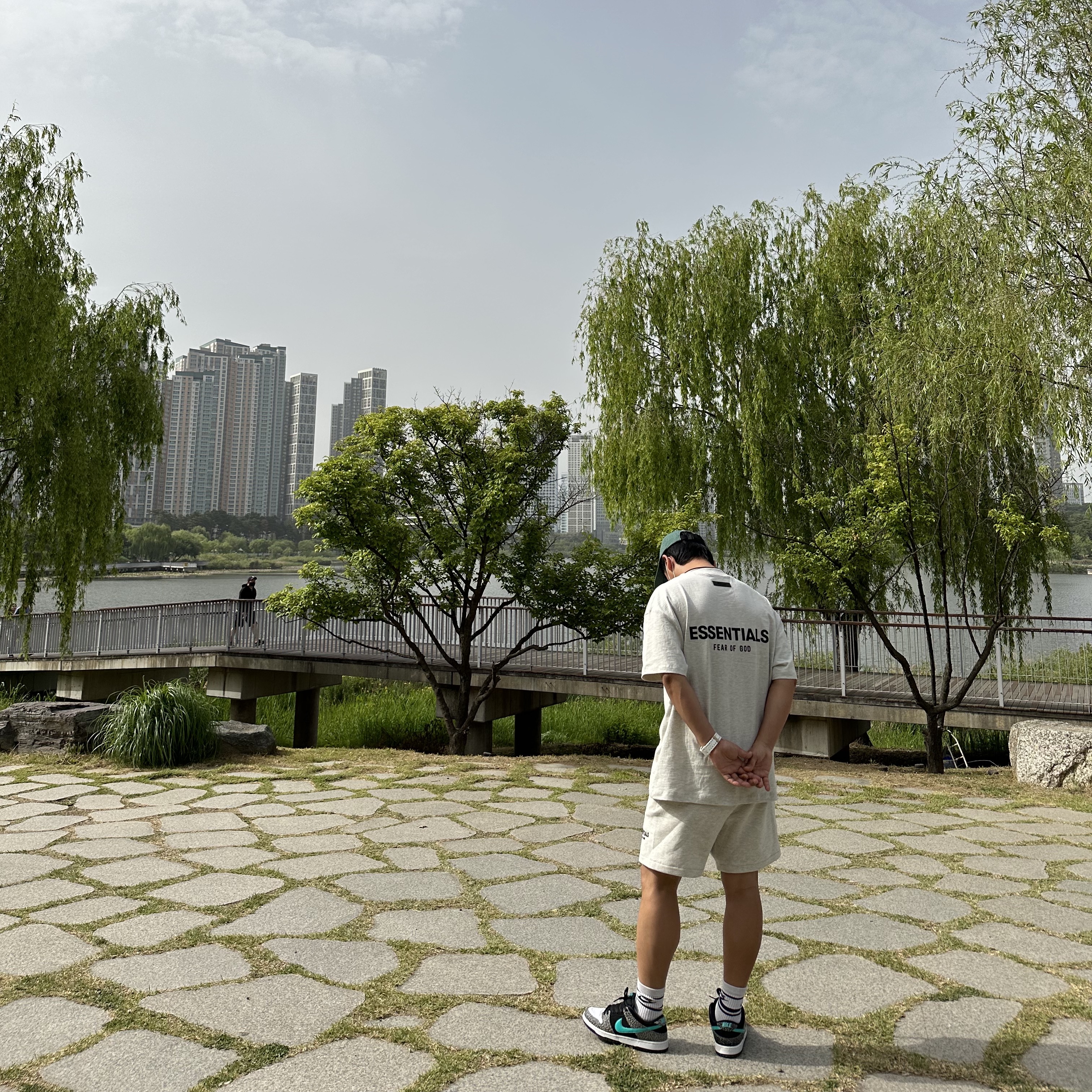 Essentials The Core Collection T-Shirt Light Oatmeal, Essentials The Core Collection Sweatshorts Light Oatmeal 착용 스타일 - 2