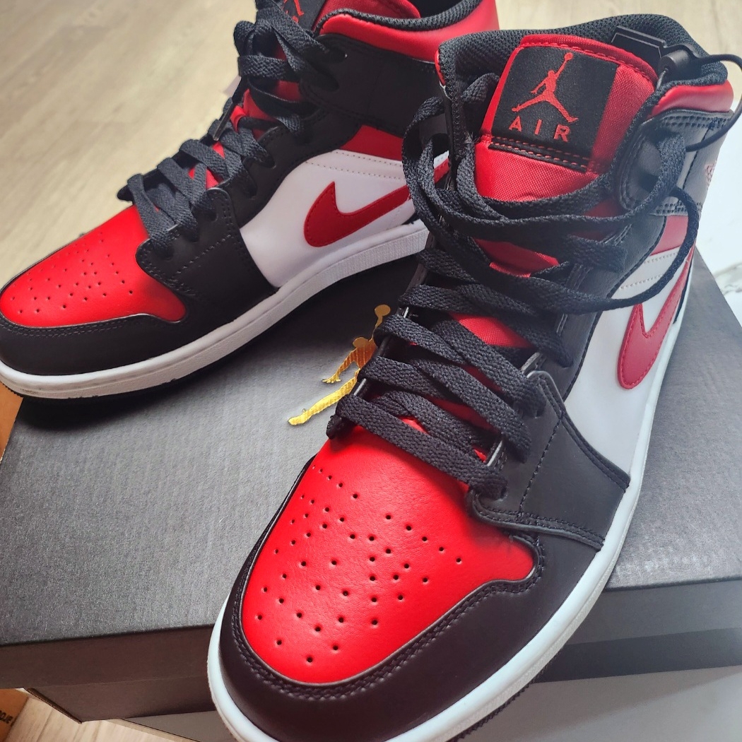 Jordan 1 Mid Black Fire Red 착용 스타일