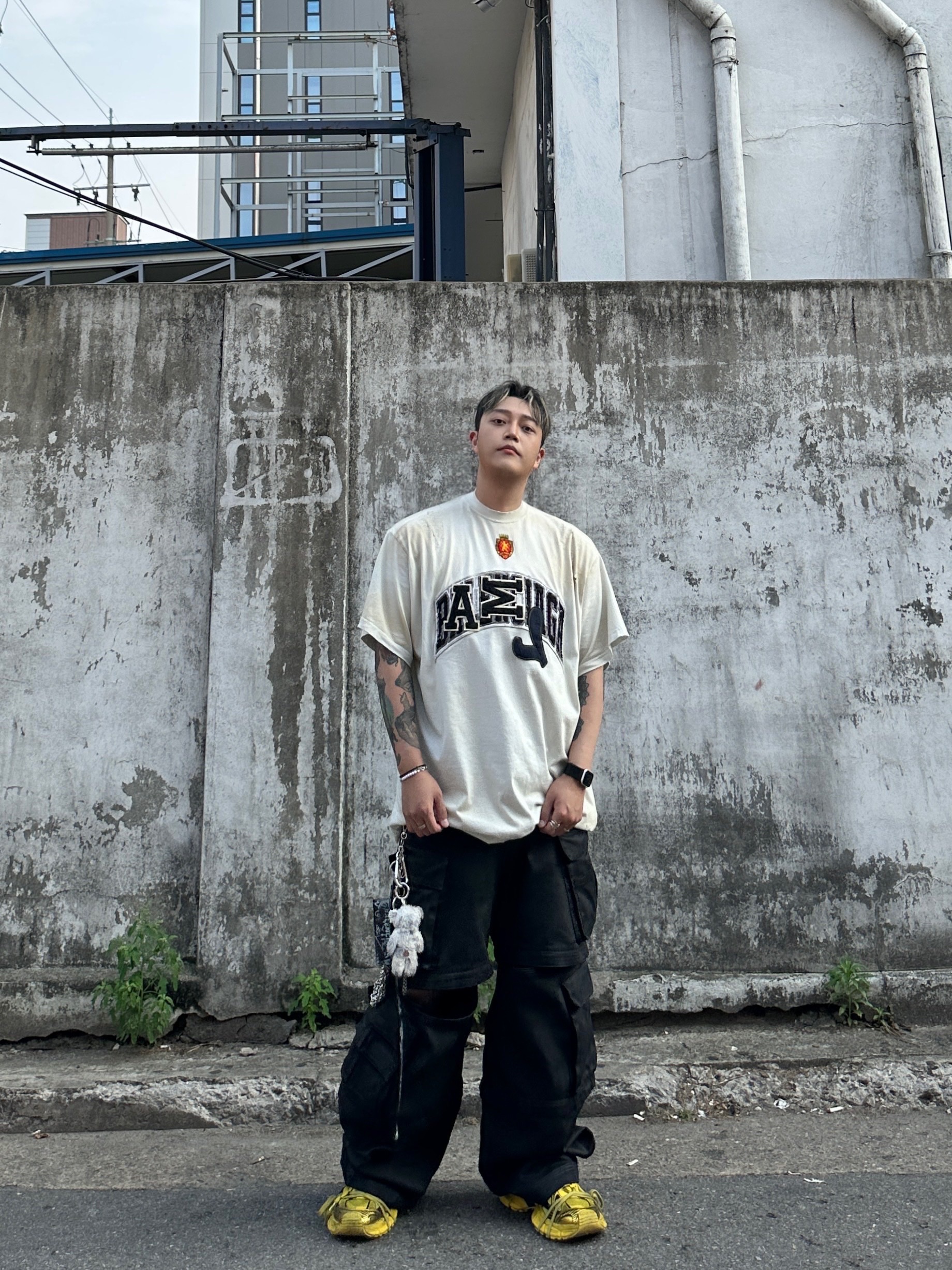 Project G/R Oversized Convertible Cargo Pants Coated Black, Balenciaga Skater T-Shirt Oversized White 착용 스타일 - 1