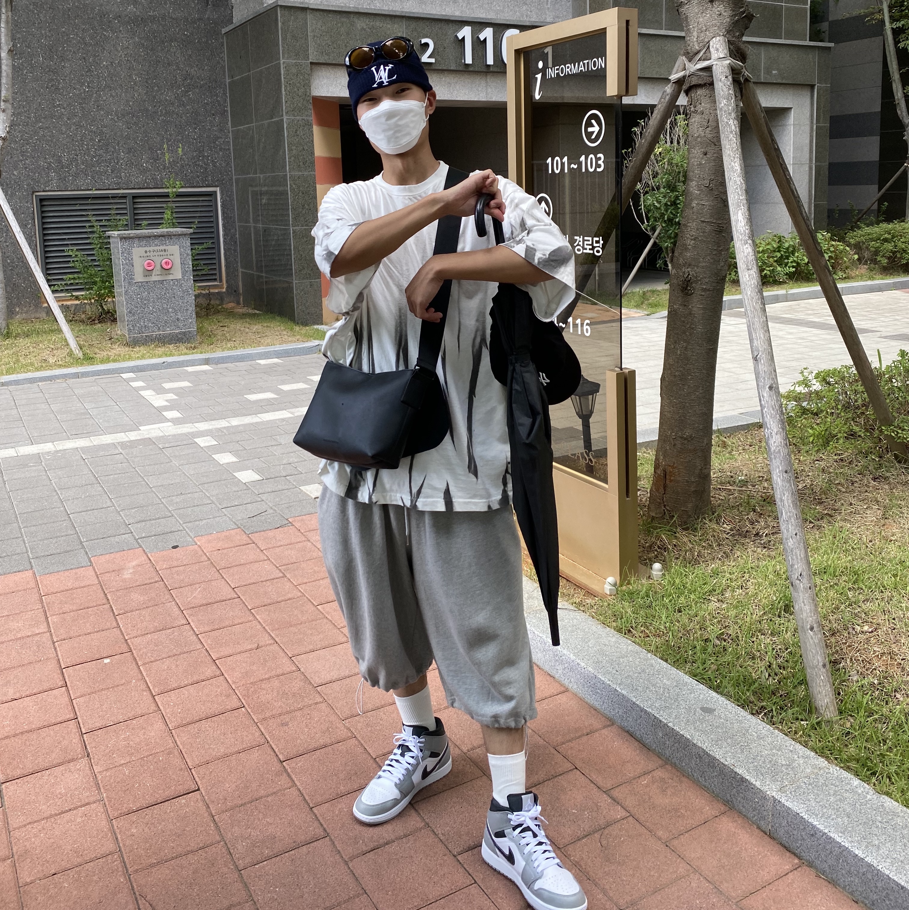 Jordan 1 Mid Light Smoke Grey Anthracite 착용 스타일 - 2