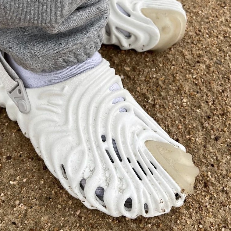 Crocs x Salehe Bembury Pollex Clog Stratus 착용 스타일