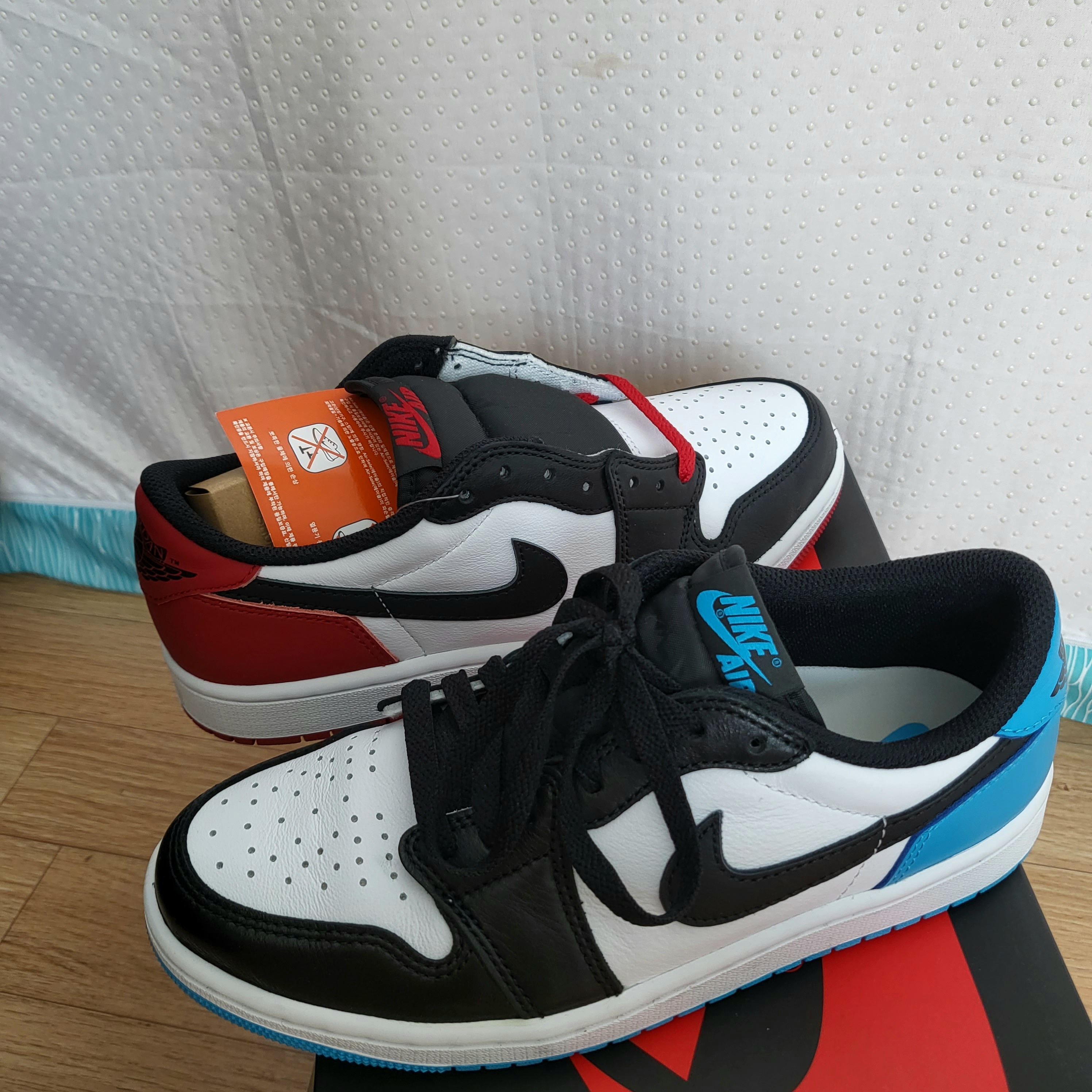 Jordan 1 Retro Low OG Black Toe, Jordan 1 Retro Low OG Black and Dark Powder Blue 착용 스타일 - 2