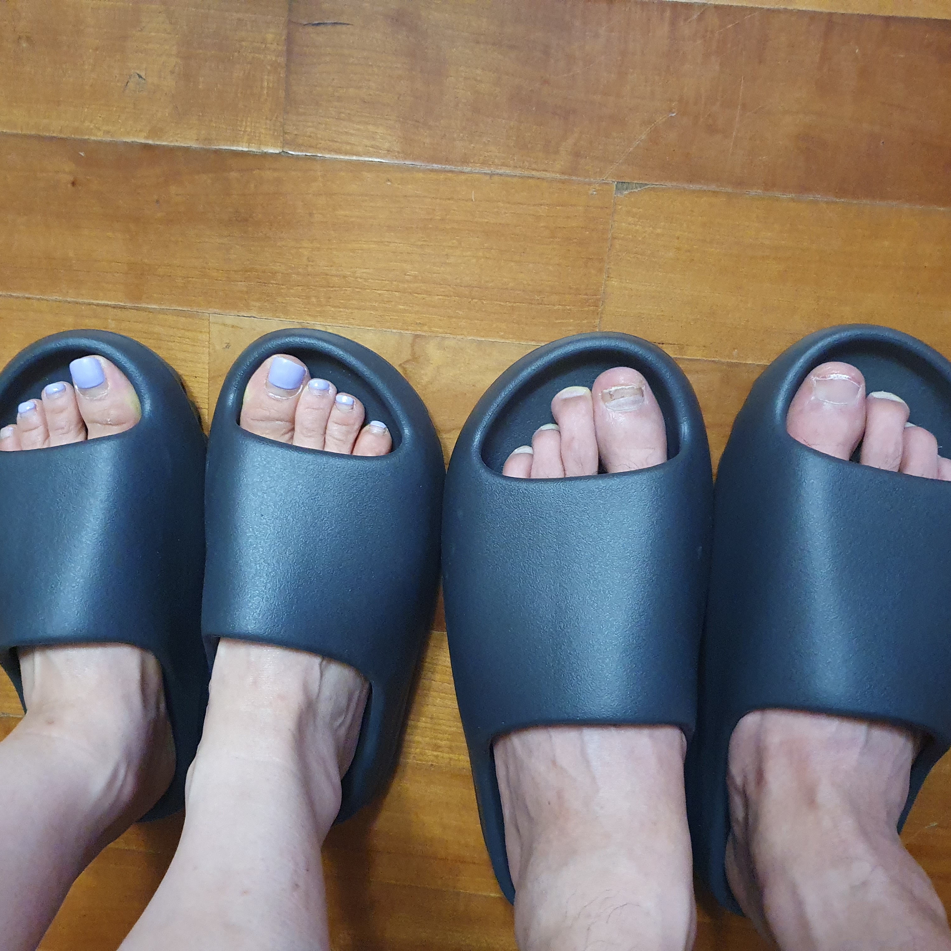 Adidas Yeezy Slide Onyx 착용 스타일 - 1