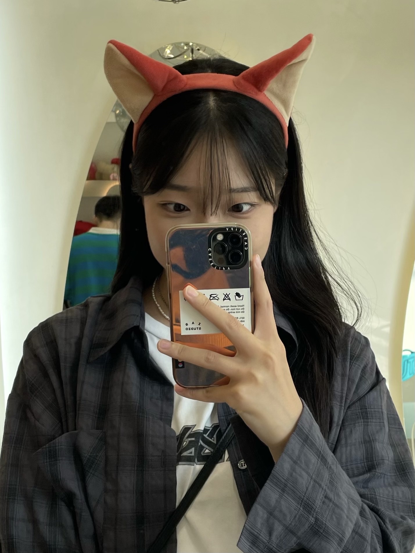 Jordan 1 x Travis Scott Retro Low OG SP Black Phantom, Casetify x IAB Studio iPhone Cloth Tag Case Sheer Irdescent 착용 스타일 - 2