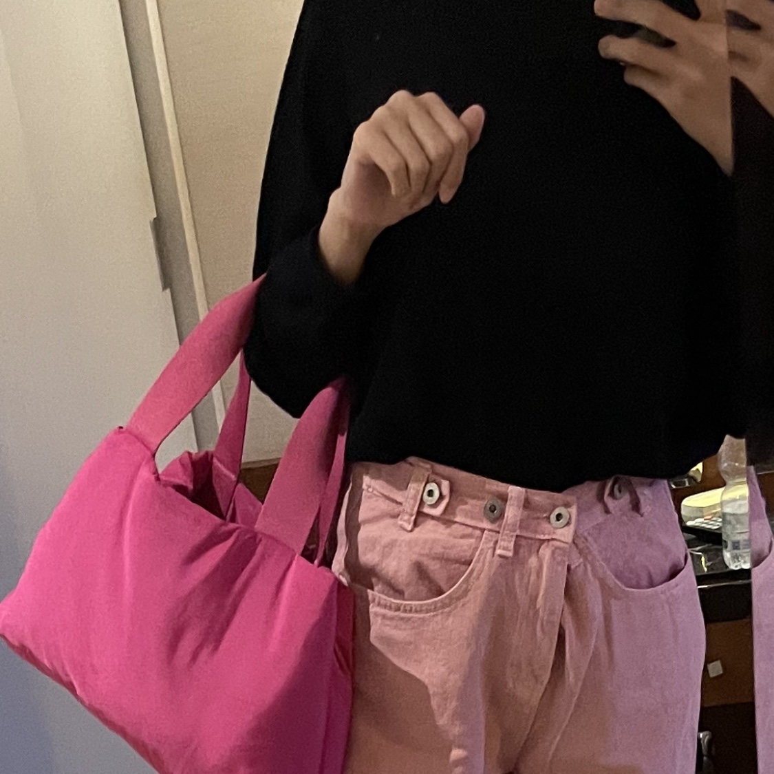 COS Padded Shopper Bag Pink 착용 스타일