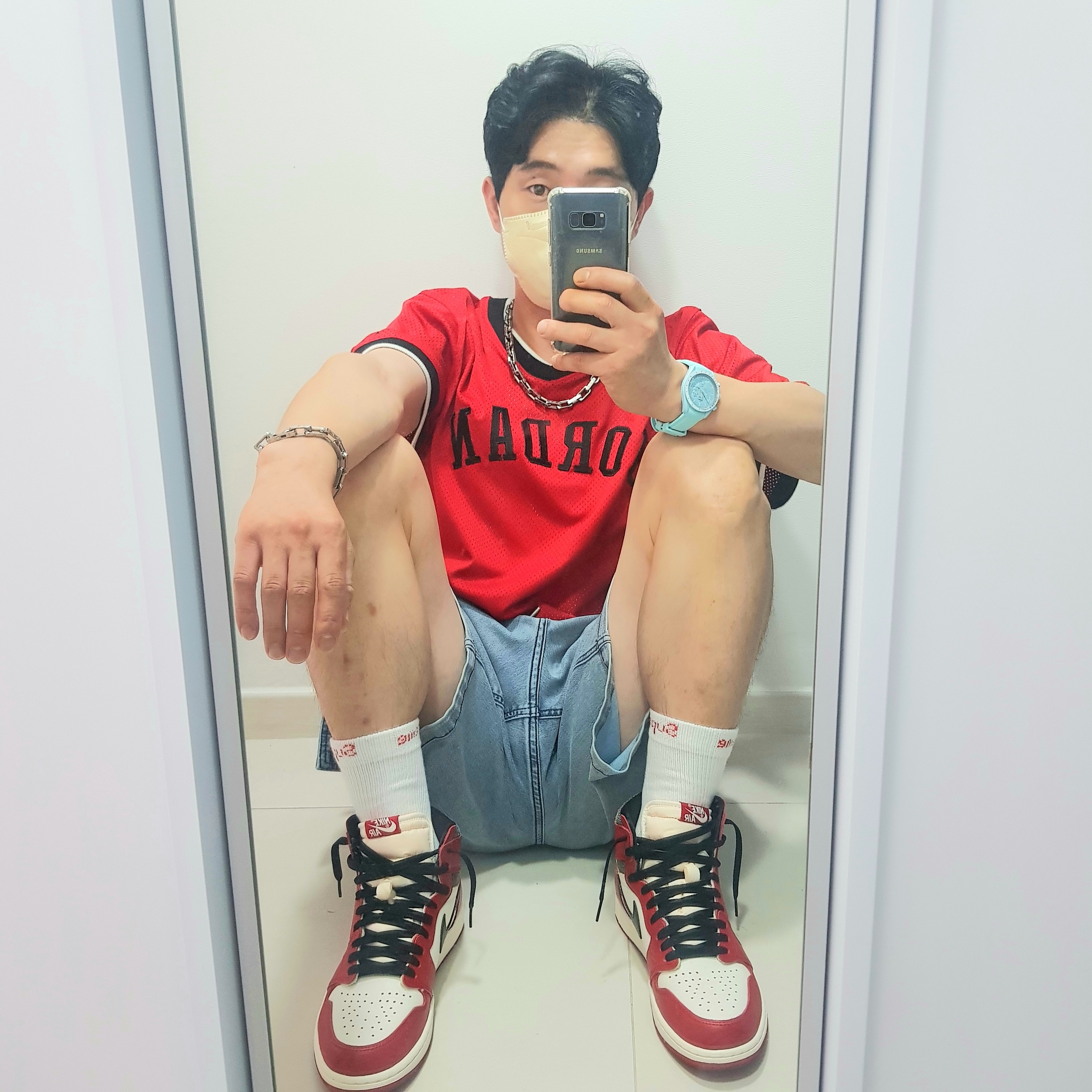 Jordan 1 Retro High OG Chicago 2022, Louis Vuitton Monogram Chain Necklace Silver 착용 스타일 - 4