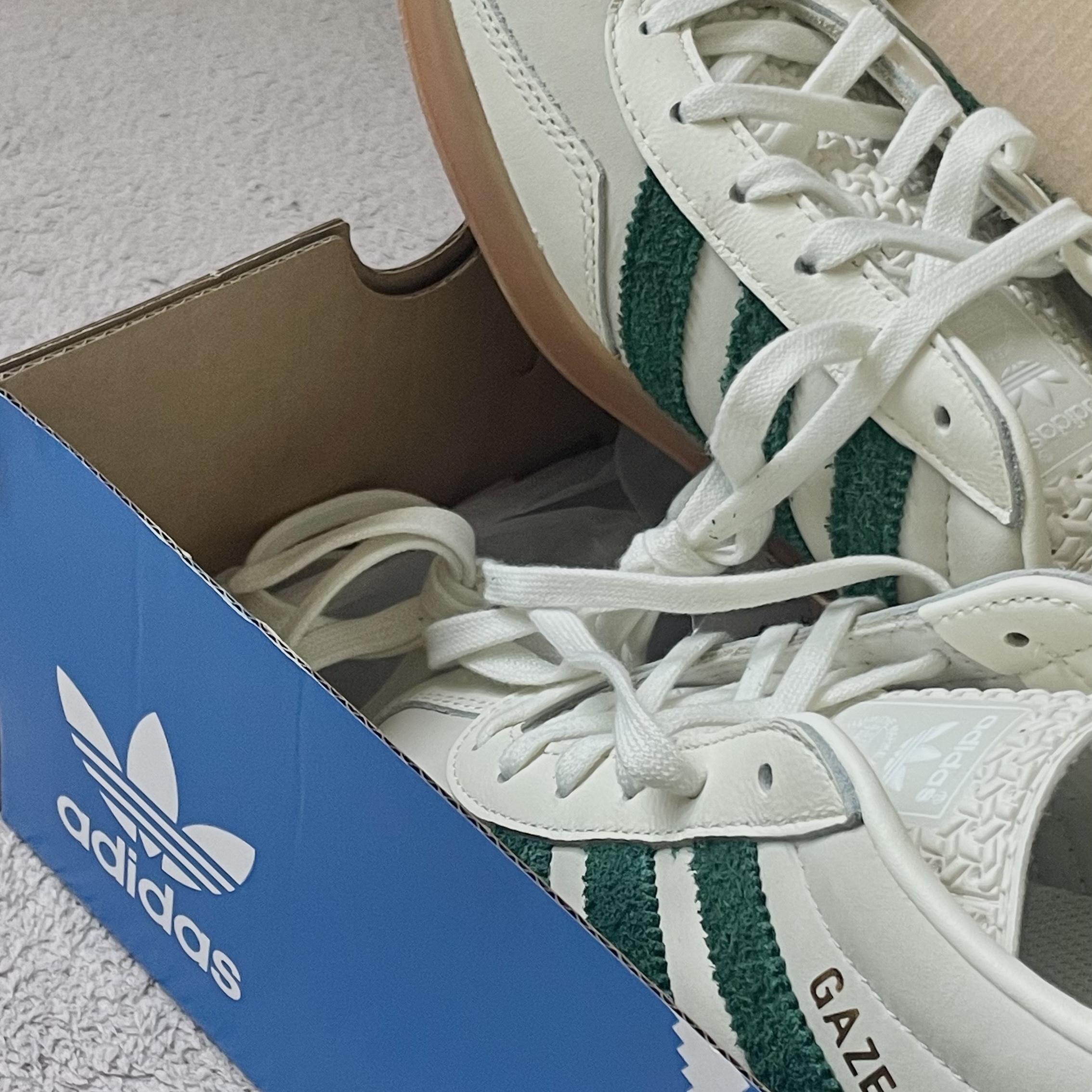 Adidas x Emmi Gazelle Indoor Off White Dark Green 착용 스타일