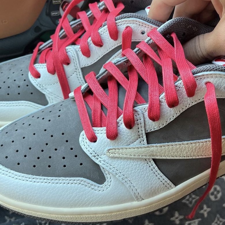 Jordan 1 x Travis Scott Retro Low OG SP Sail and Ridgerock 착용 스타일