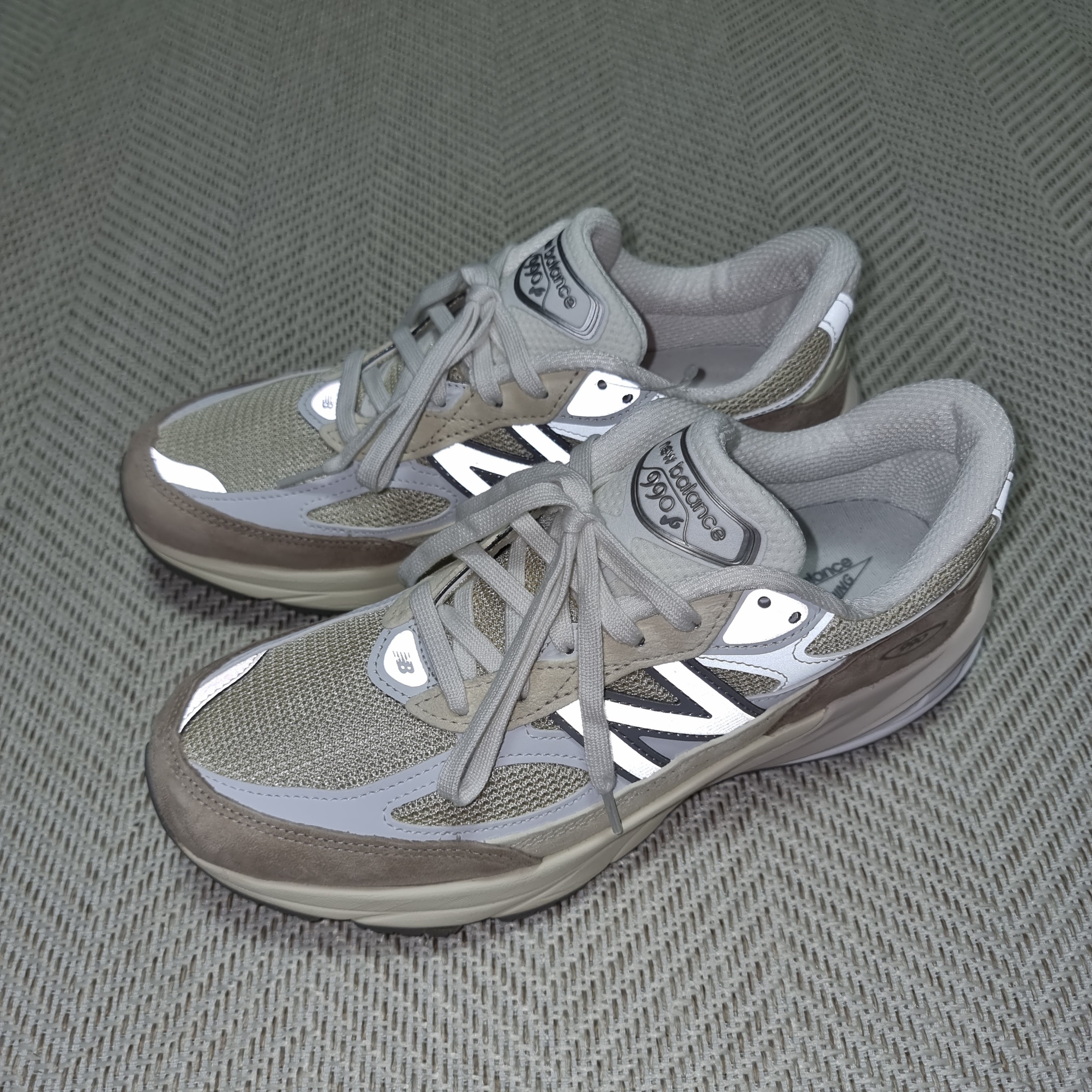 New Balance 990v6 Made in USA Cream Mindful Grey 착용 스타일 - 3