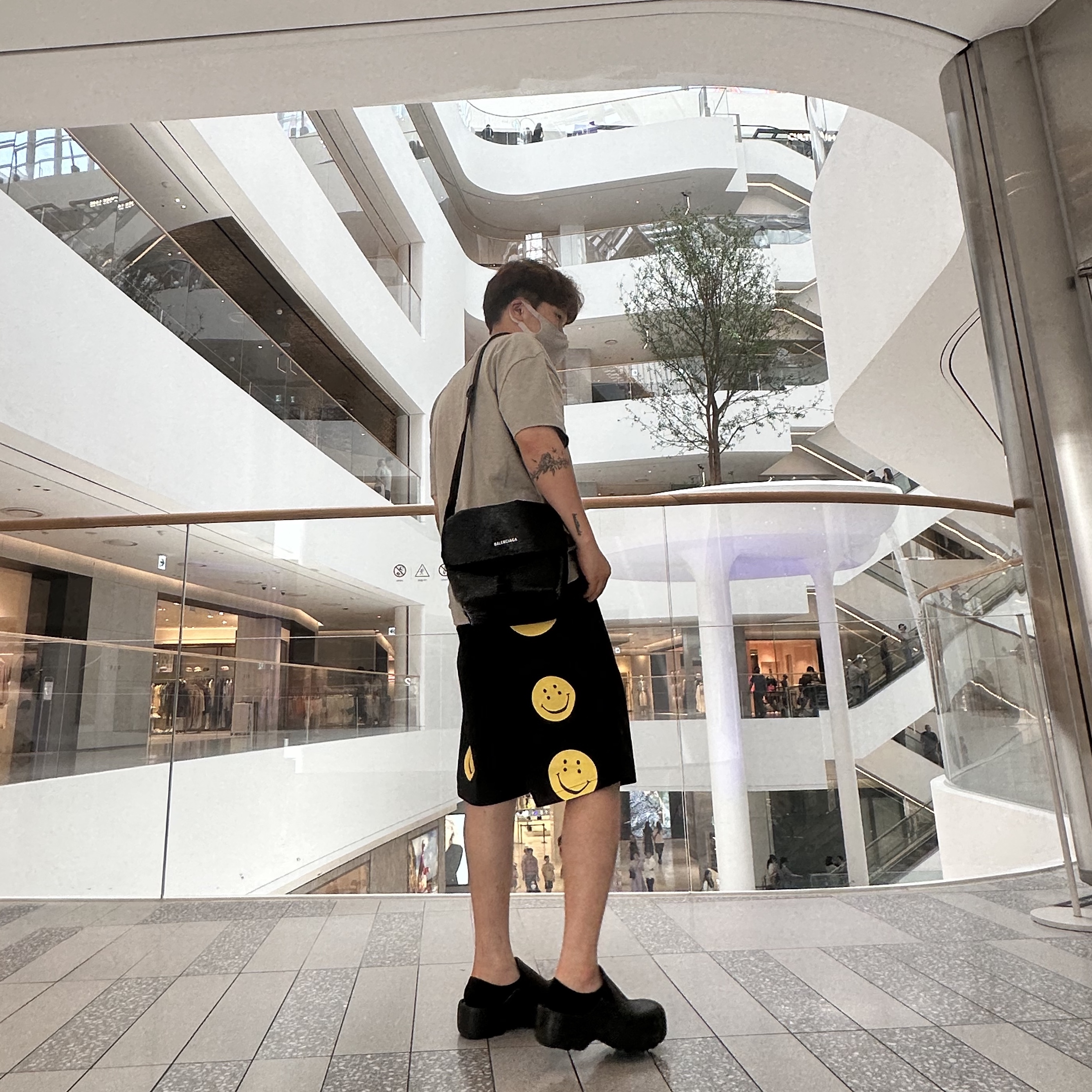 Bottega Veneta Rubber Flash Clog Black 착용 스타일 - 1