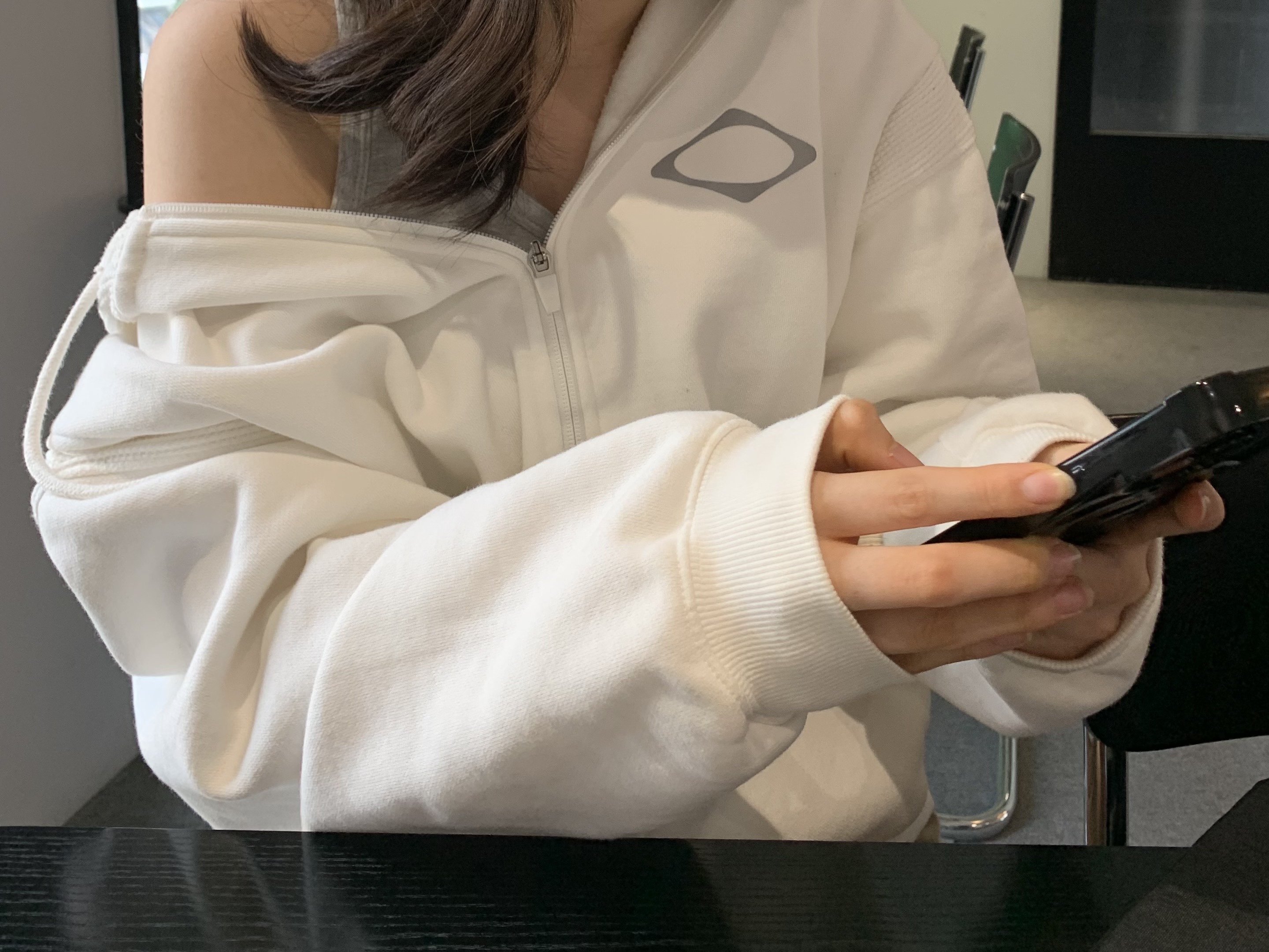 (W) Mischief Paneled Waffle Hoodie White 착용 스타일