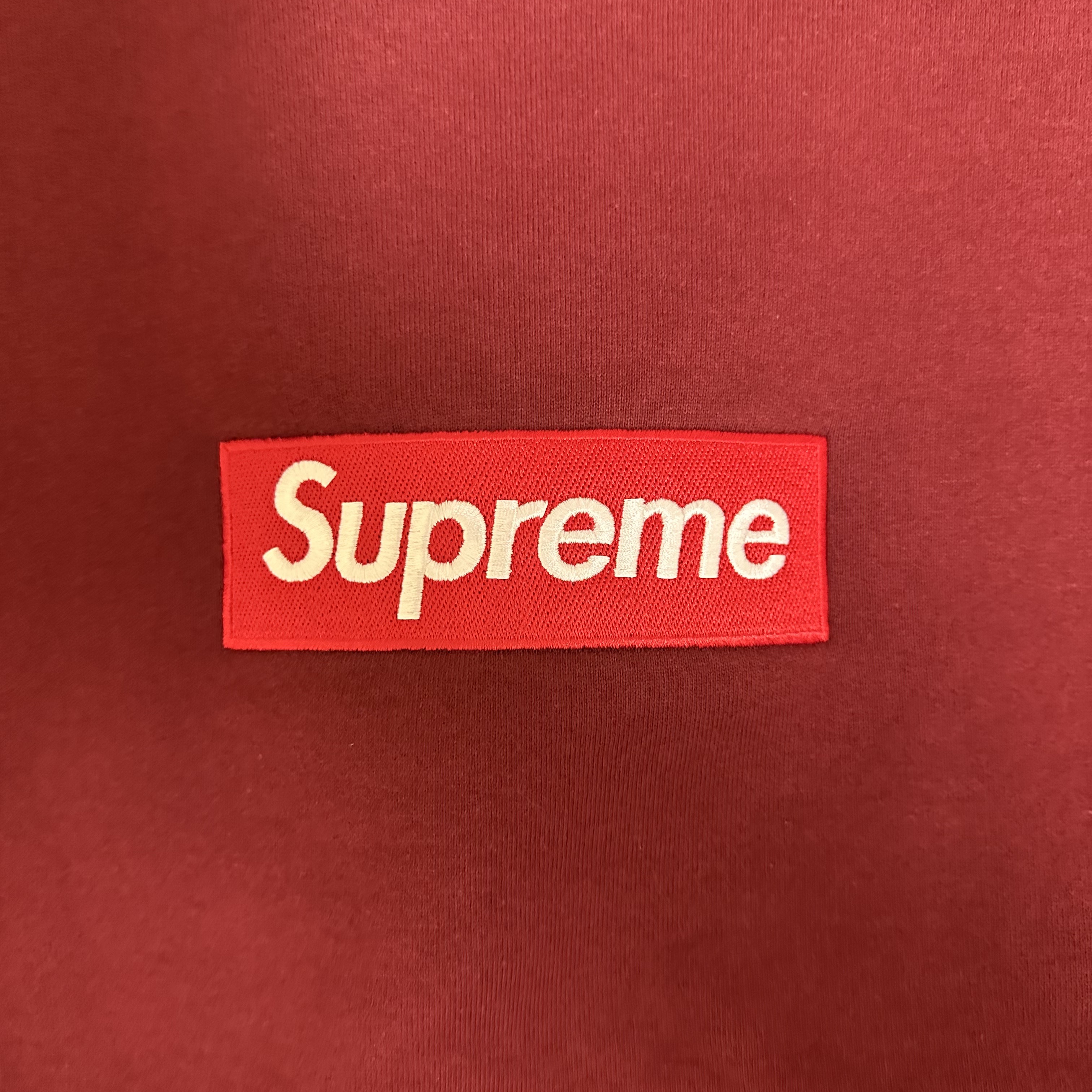 Supreme Box Logo Crewneck Cardinal - 22FW, Supreme Box Logo Crewneck Dark Pine - 22FW 착용 스타일 - 1