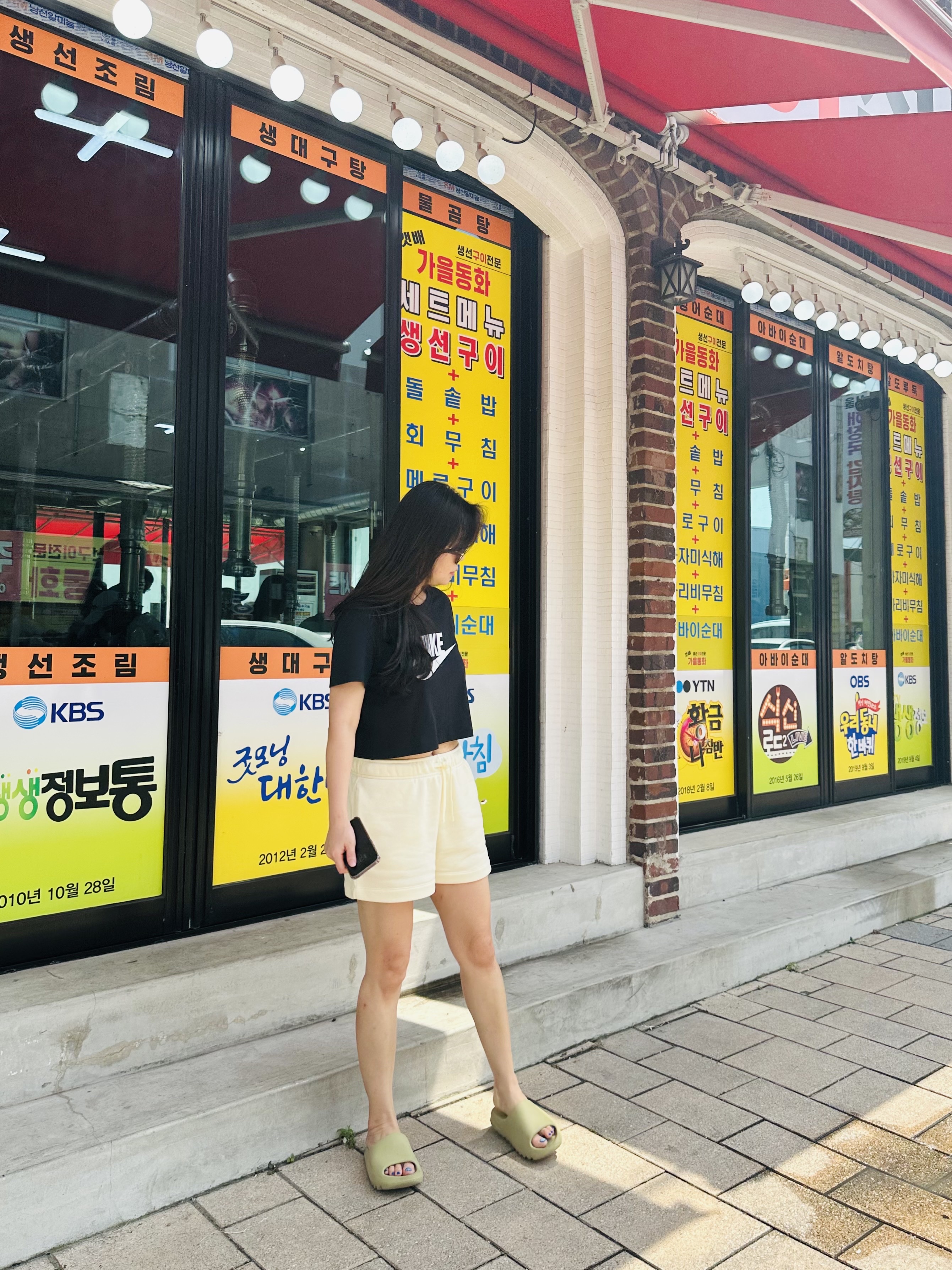 (W) Nike NSW Essential Crop Short Sleeve T-Shirt Black - Asia, Adidas Yeezy Slide Resin 2021 착용 스타일 - 2