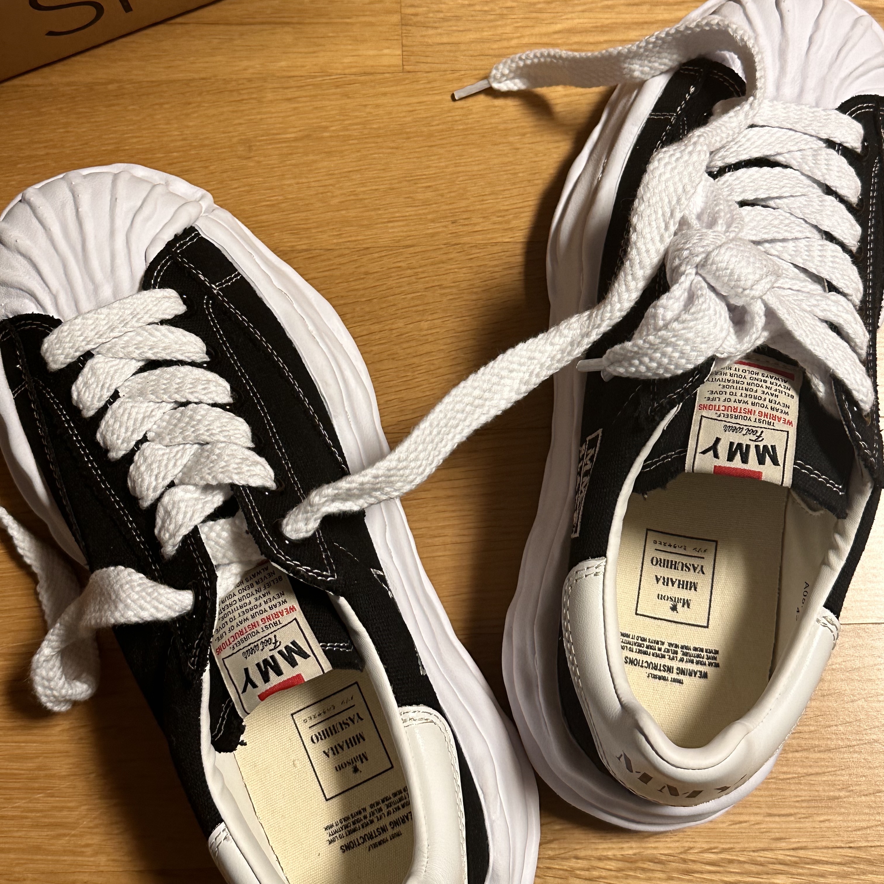 Maison Mihara Yasuhiro Blakey OG Sole Canvas Low-top Sneakers Black White 착용 스타일 - 2