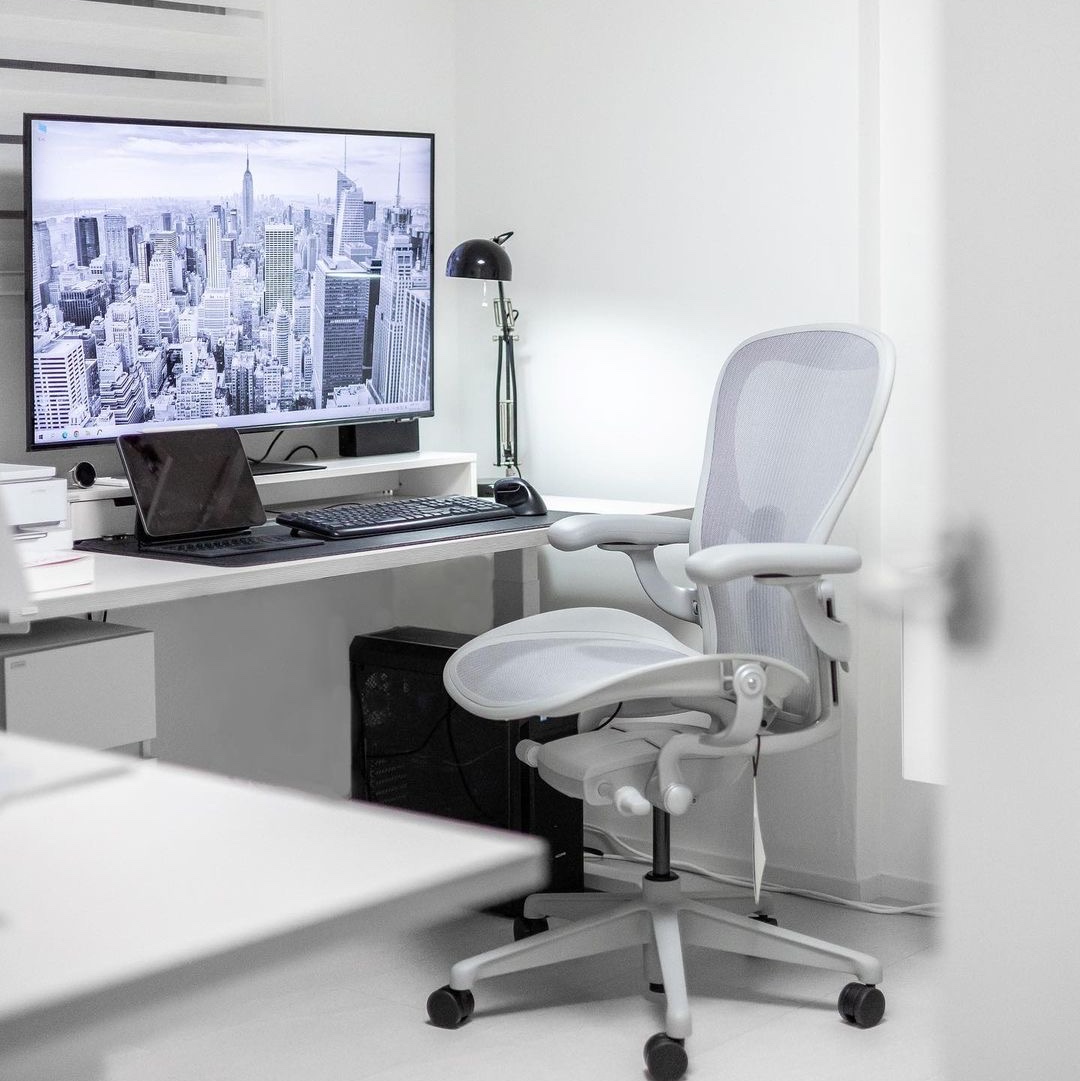 [헤드레스트 증정][20% 쿠폰] Herman Miller New Aeron Chair Full Option Mineral 착용 스타일